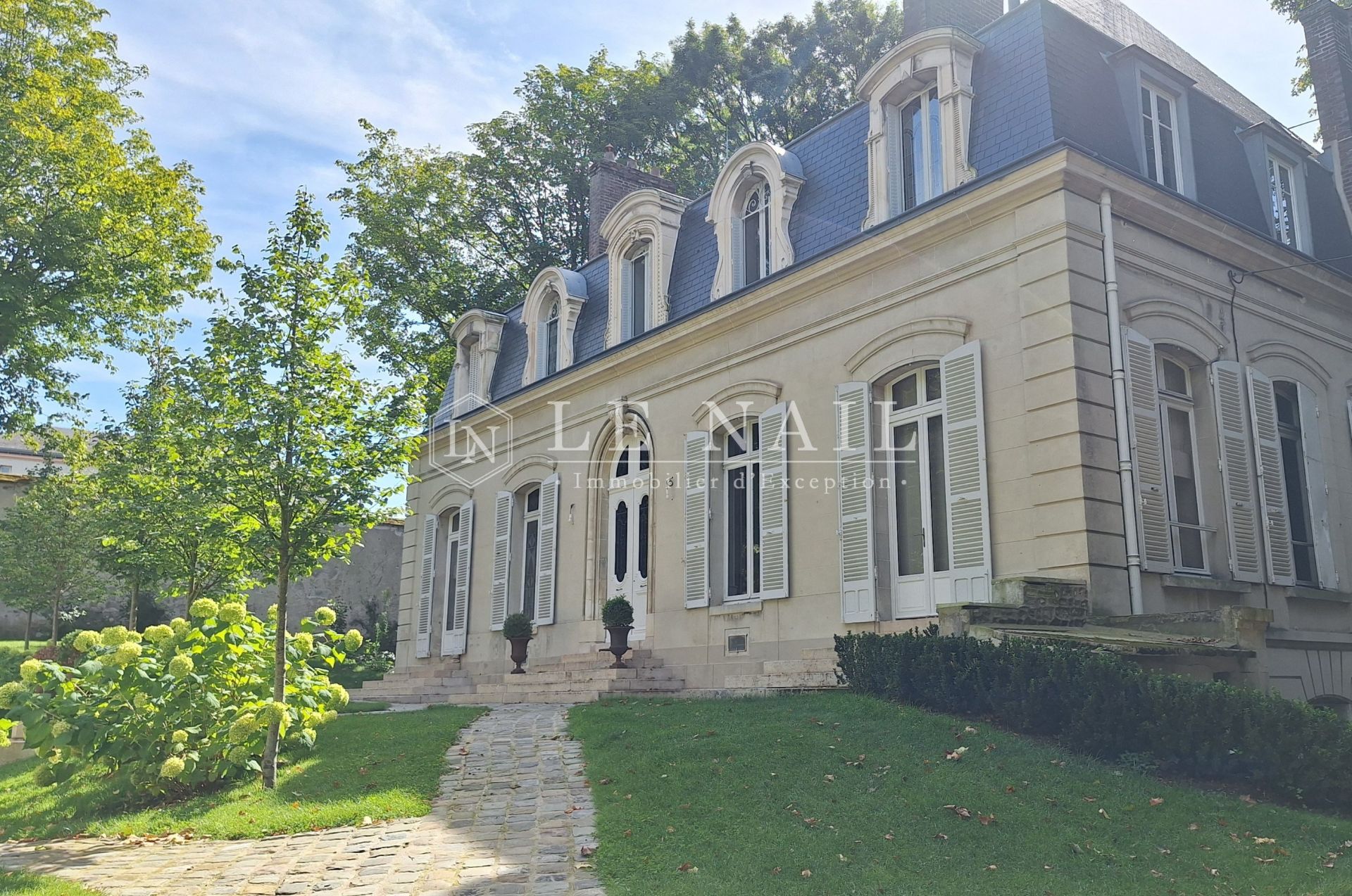 mansion (hôtel particulier) 10 rooms for sale on SENS (89100)
