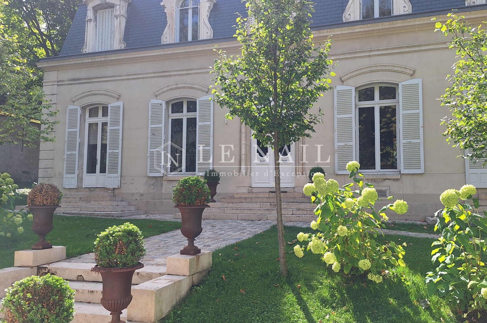 mansion (hôtel particulier) 10 rooms for sale on SENS (89100)