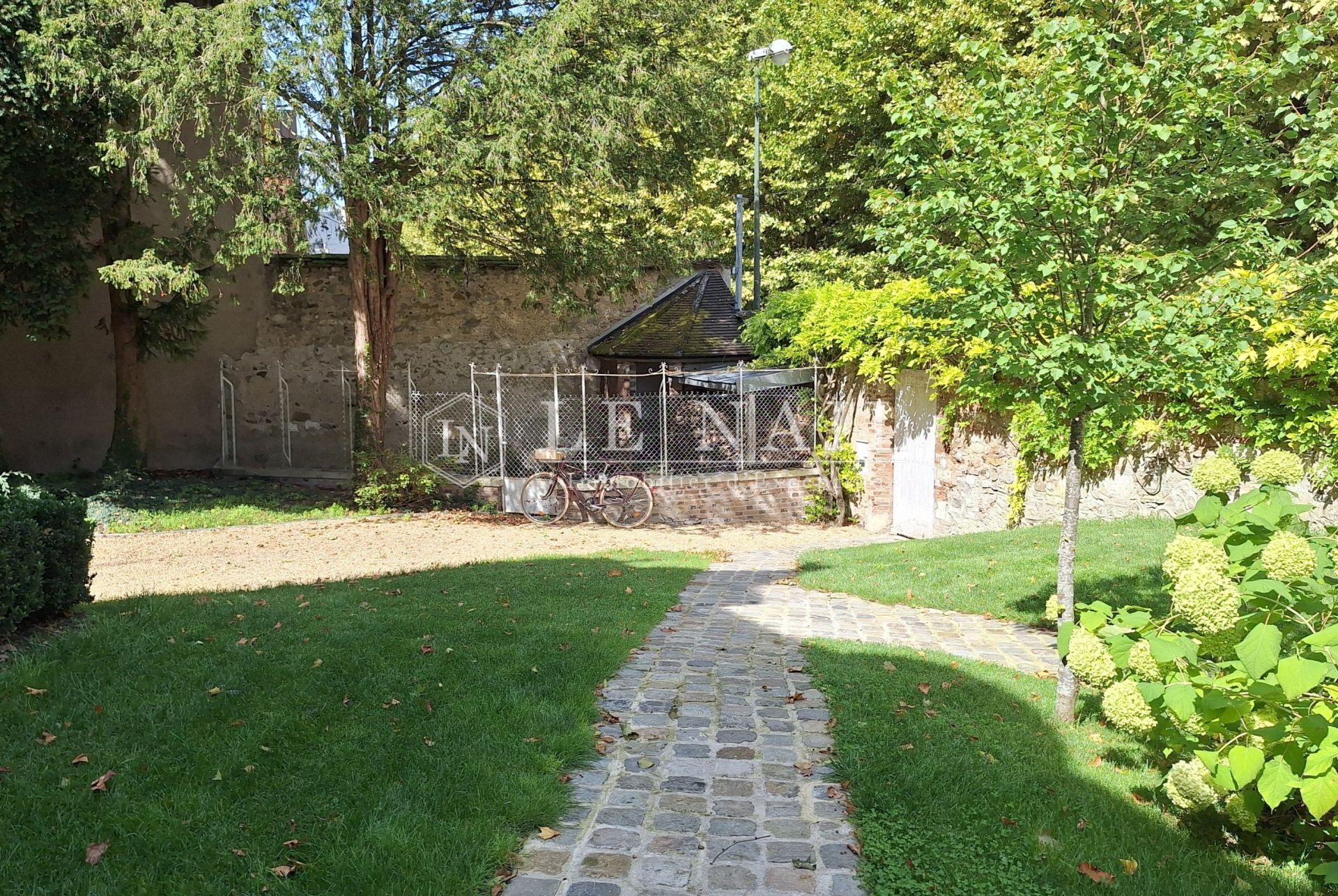 mansion (hôtel particulier) 10 rooms for sale on SENS (89100)