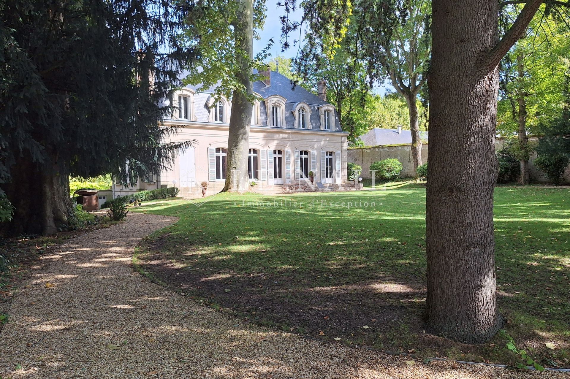 mansion (hôtel particulier) 10 rooms for sale on SENS (89100)