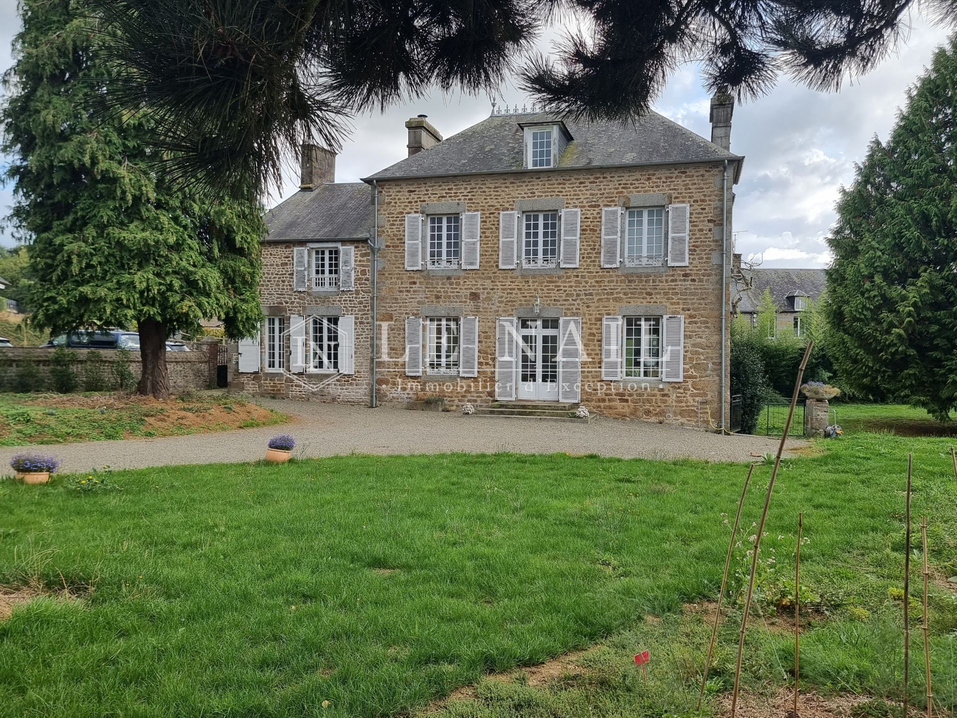 mansion 9 rooms for sale on FLERS (61100)