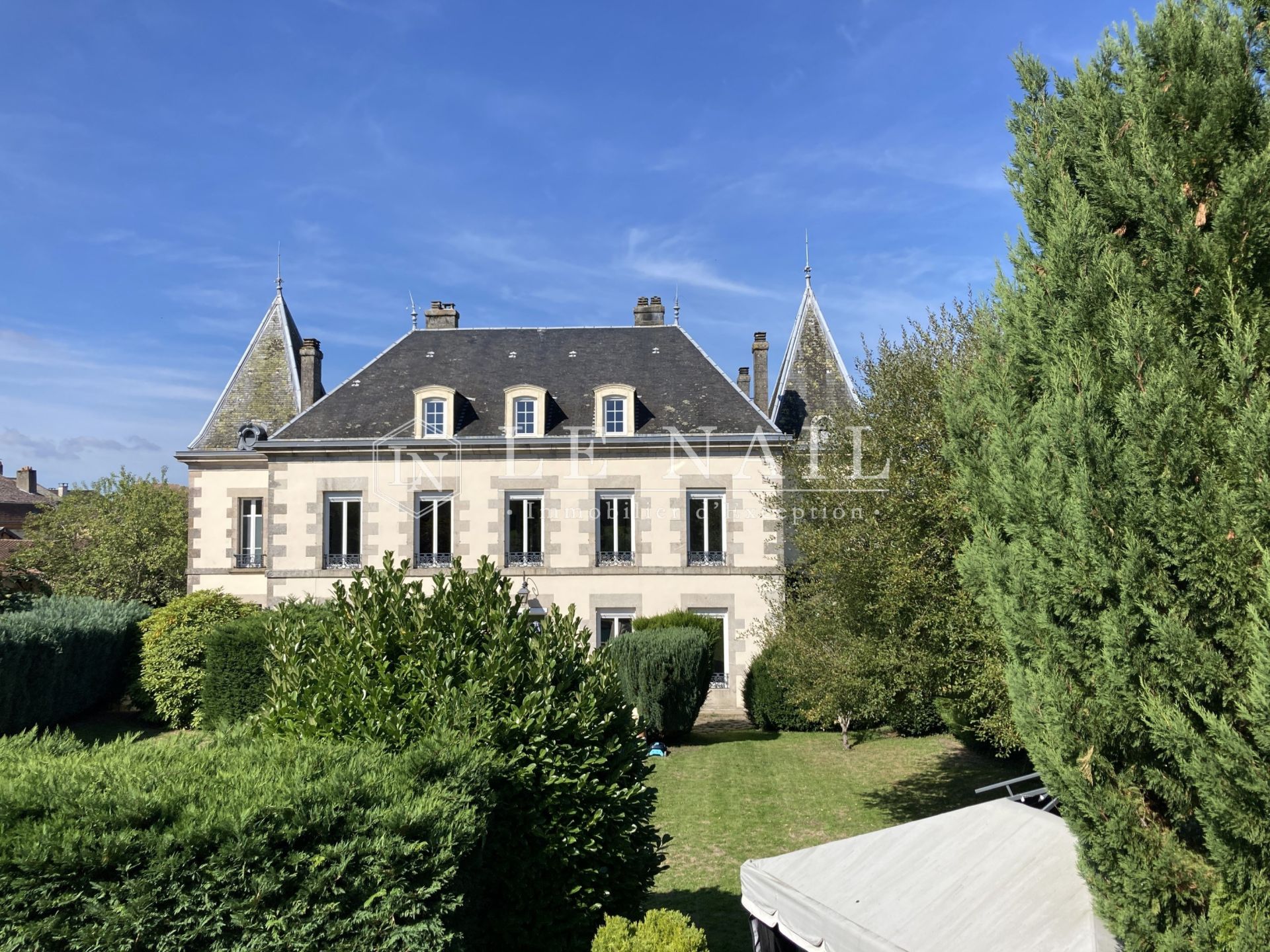 maison de ville 14 pièces en vente à CHALUS (87230)