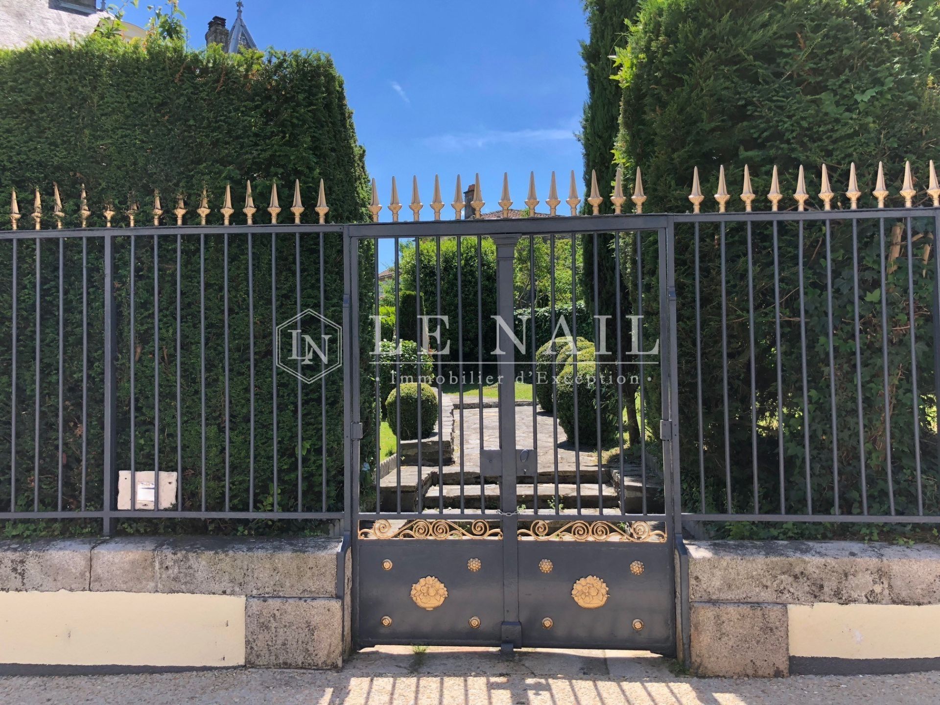 townhouse 14 rooms for sale on CHALUS (87230)