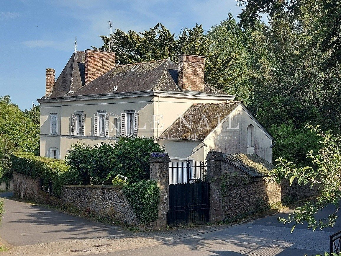 mansion (hôtel particulier) 9 rooms for sale on RENNES (35000)