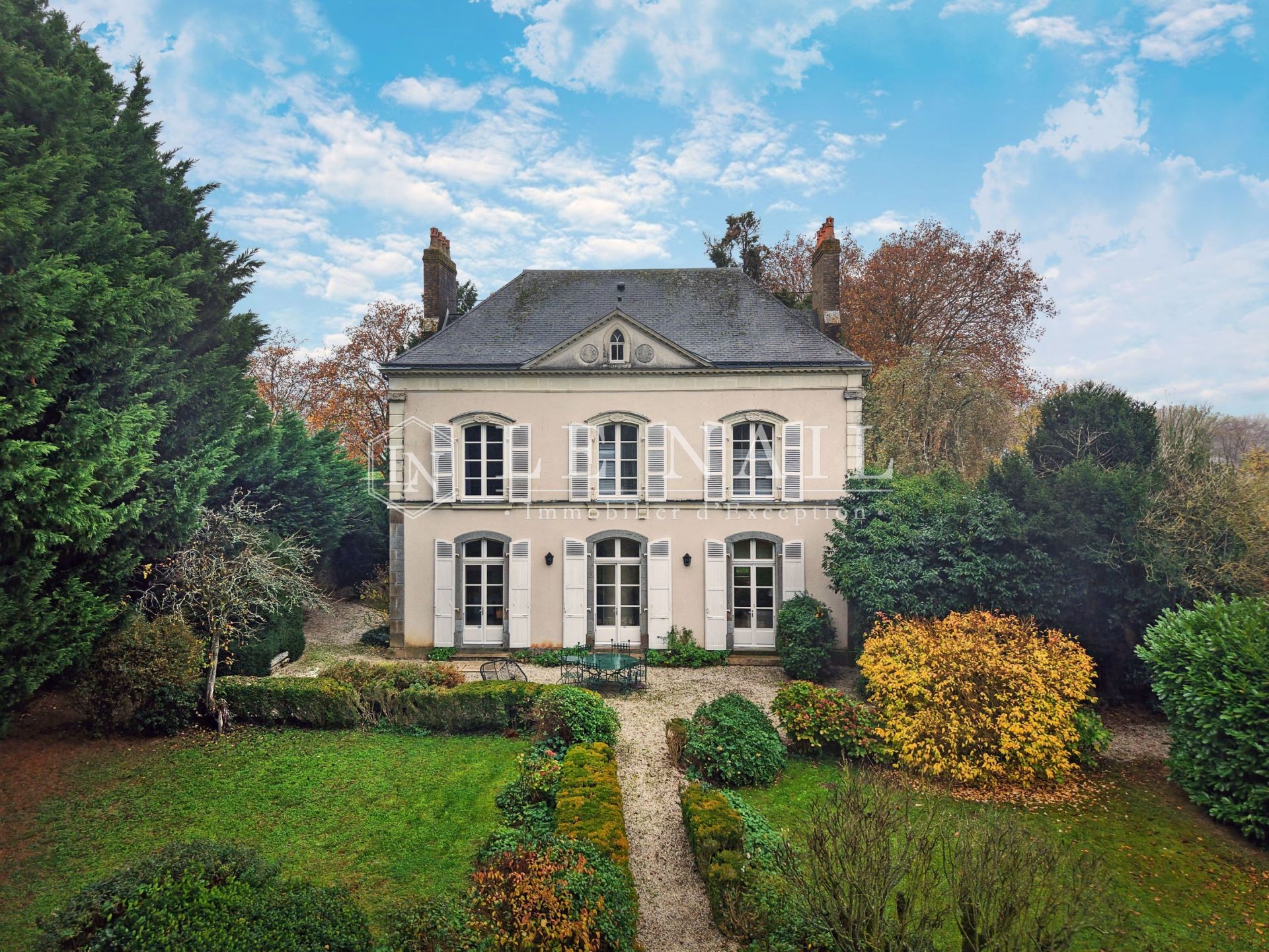 mansion 7 rooms for sale on EVRON (53600)