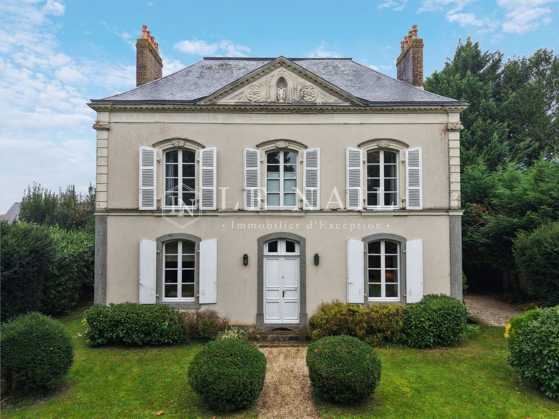 mansion 7 rooms for sale on EVRON (53600)