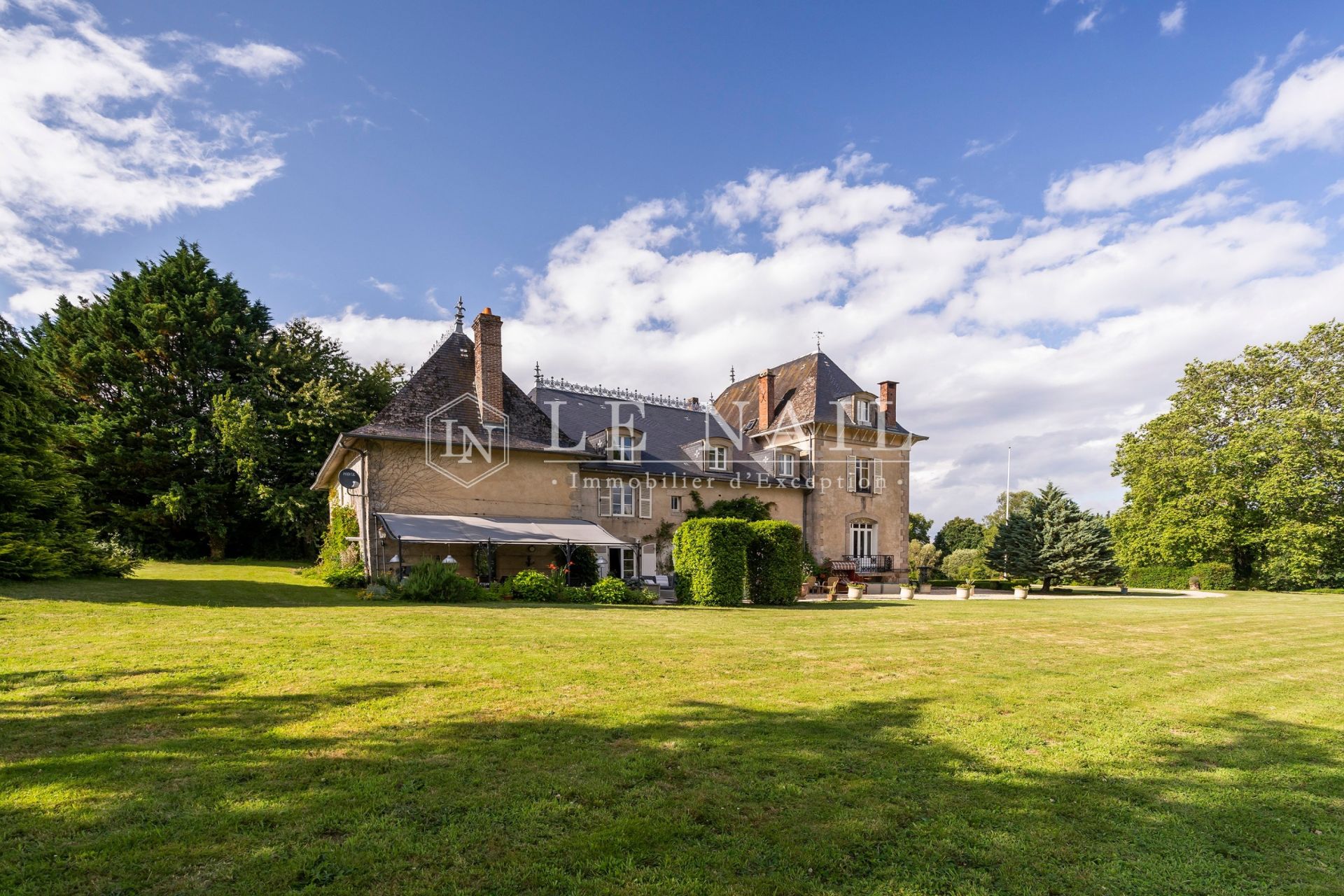 castle 12 rooms for sale on CHALUS (87230)