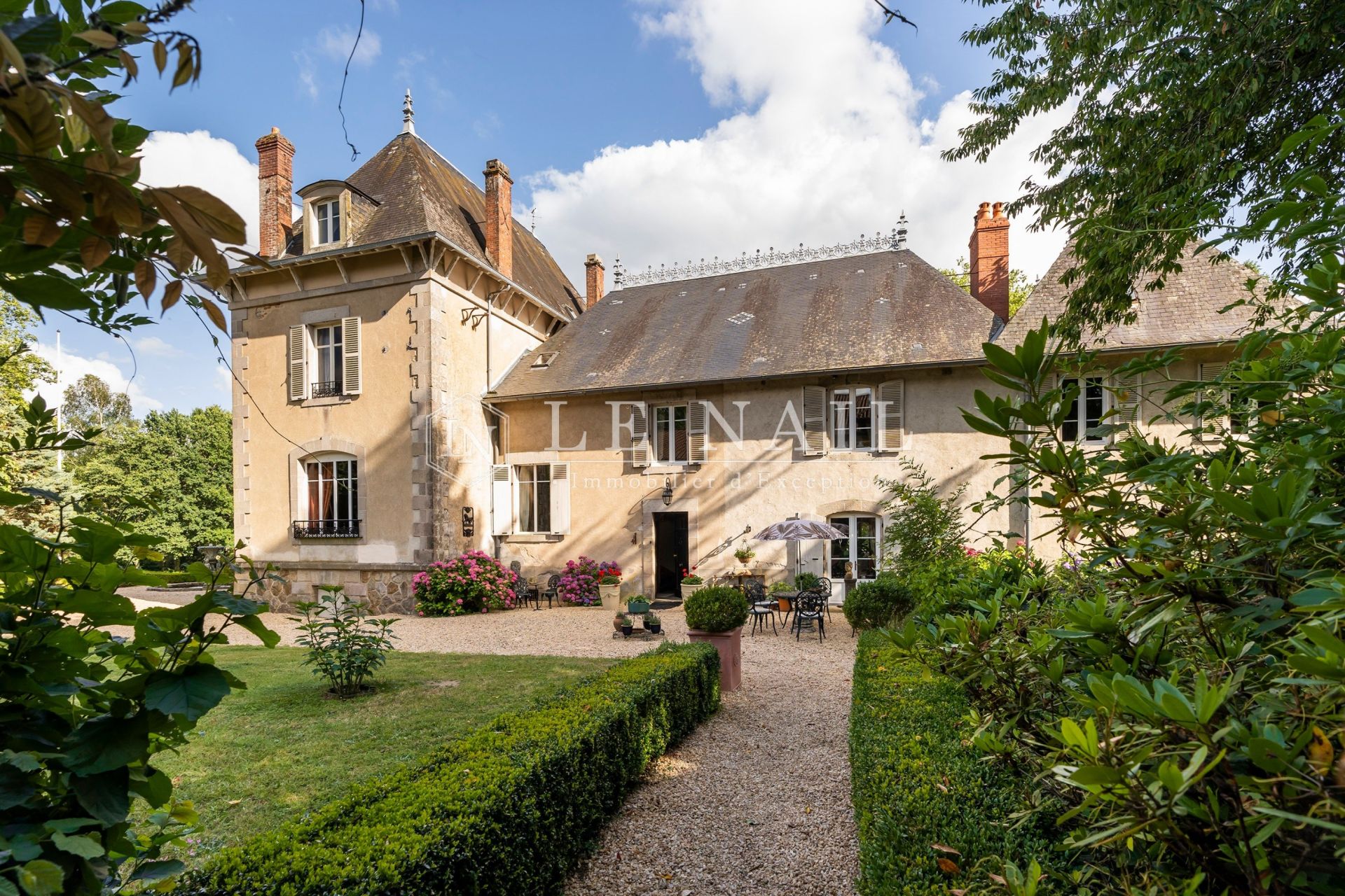 castle 12 rooms for sale on CHALUS (87230)