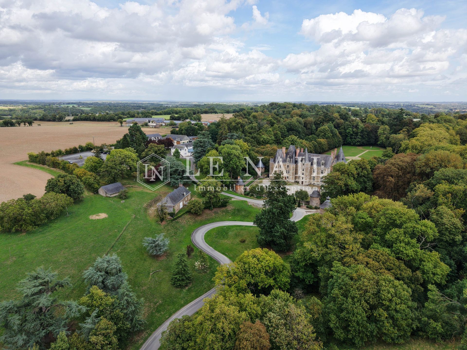 castle 25 rooms for sale on LAVAL (53000)