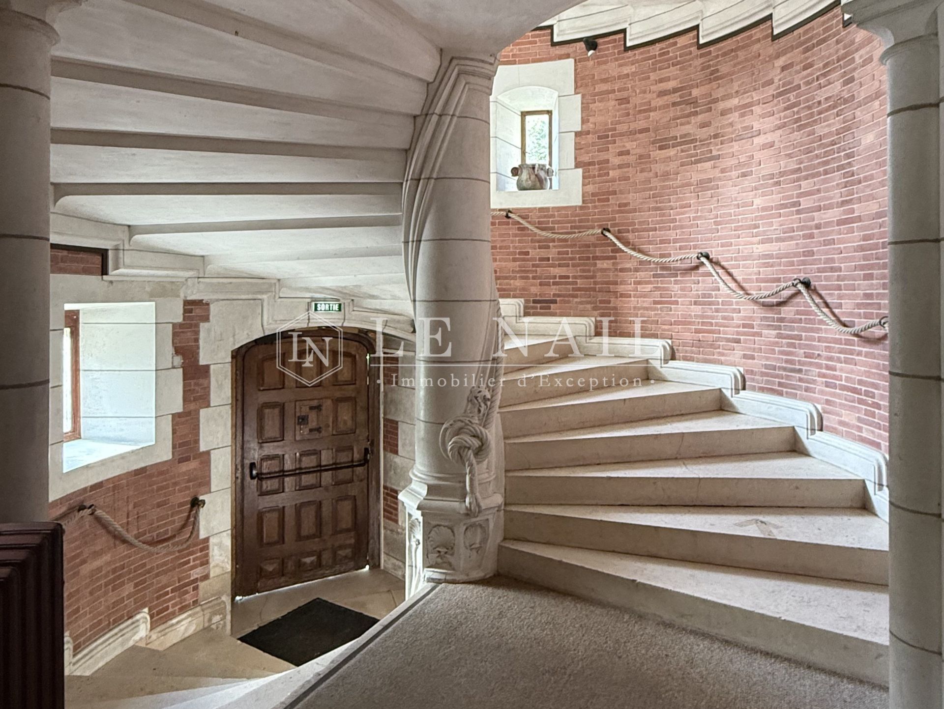 castle 25 rooms for sale on LAVAL (53000)