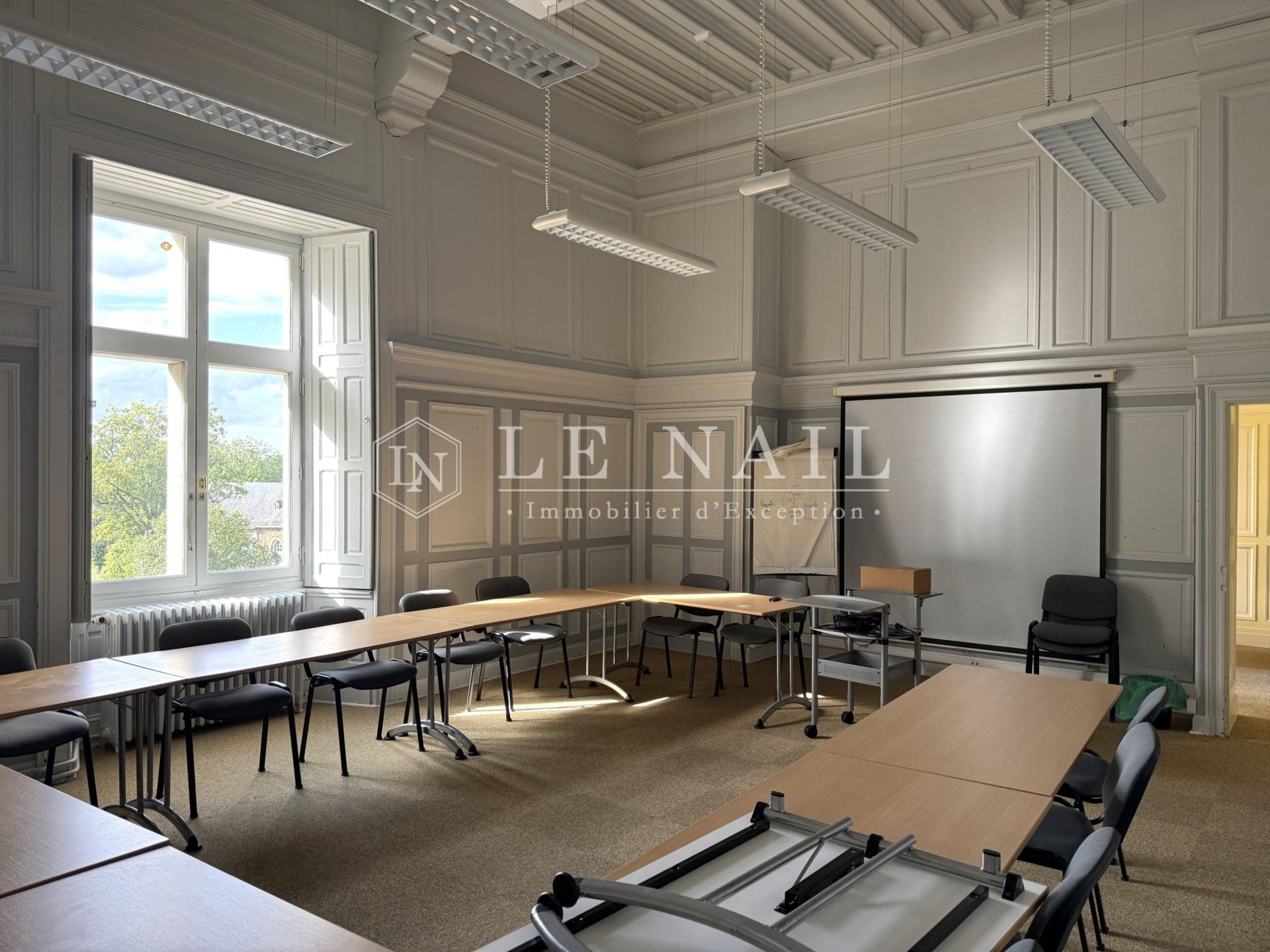 castle 25 rooms for sale on LAVAL (53000)