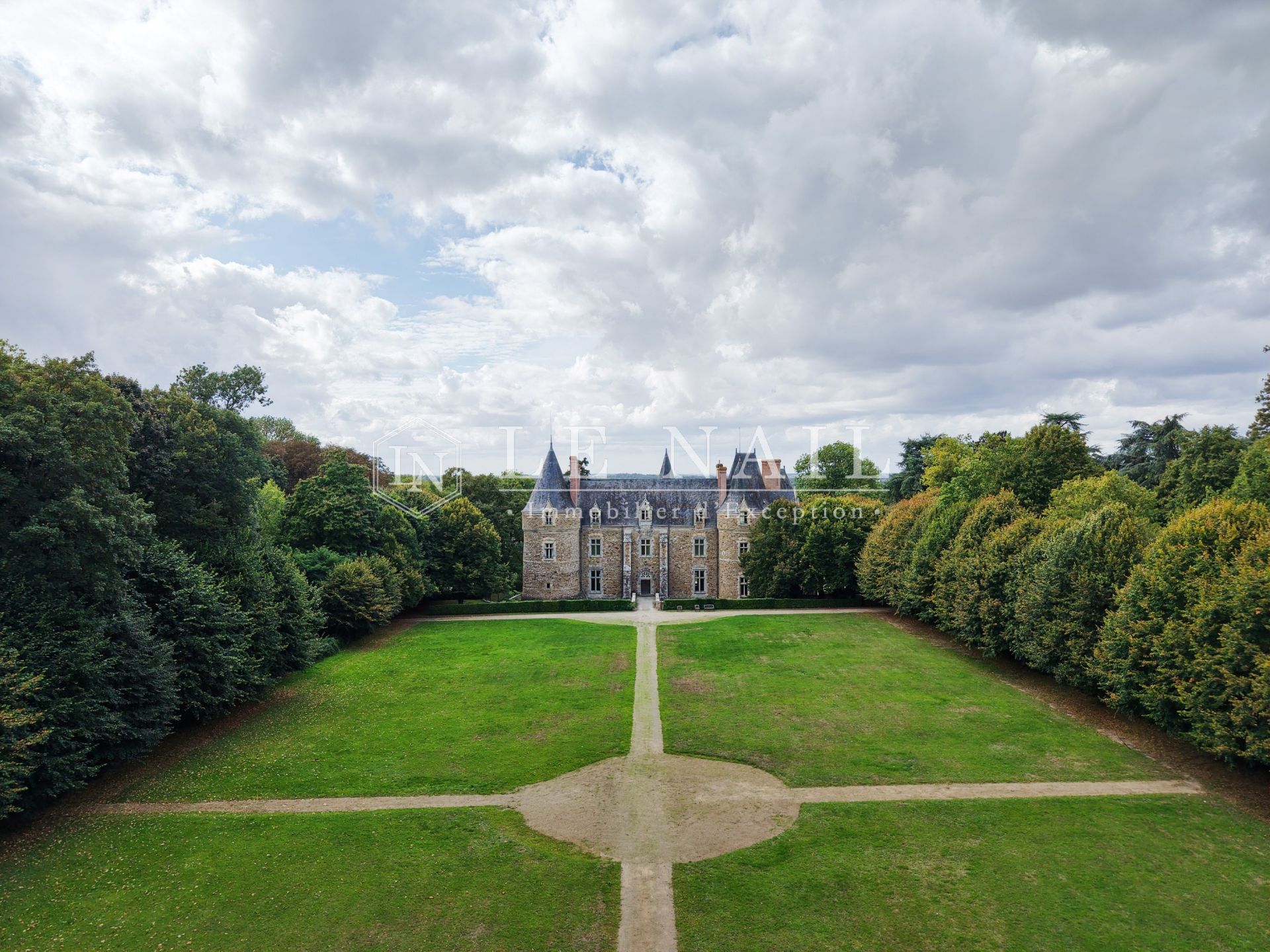 castle 25 rooms for sale on LAVAL (53000)