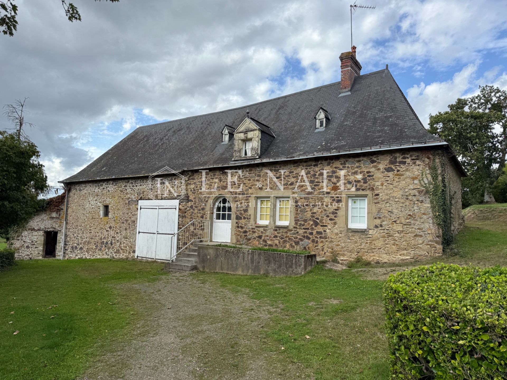 castle 25 rooms for sale on LAVAL (53000)