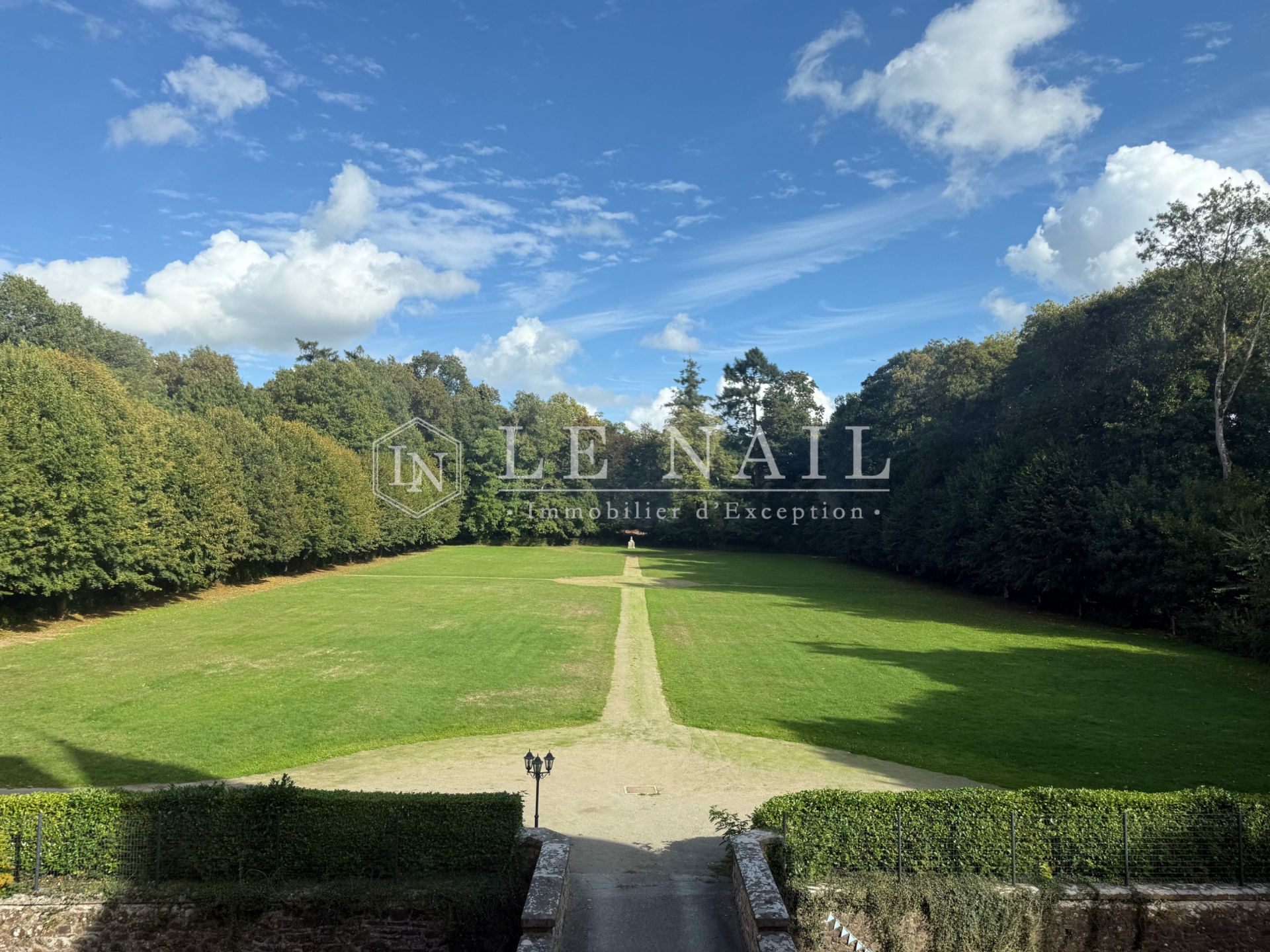 castle 25 rooms for sale on LAVAL (53000)