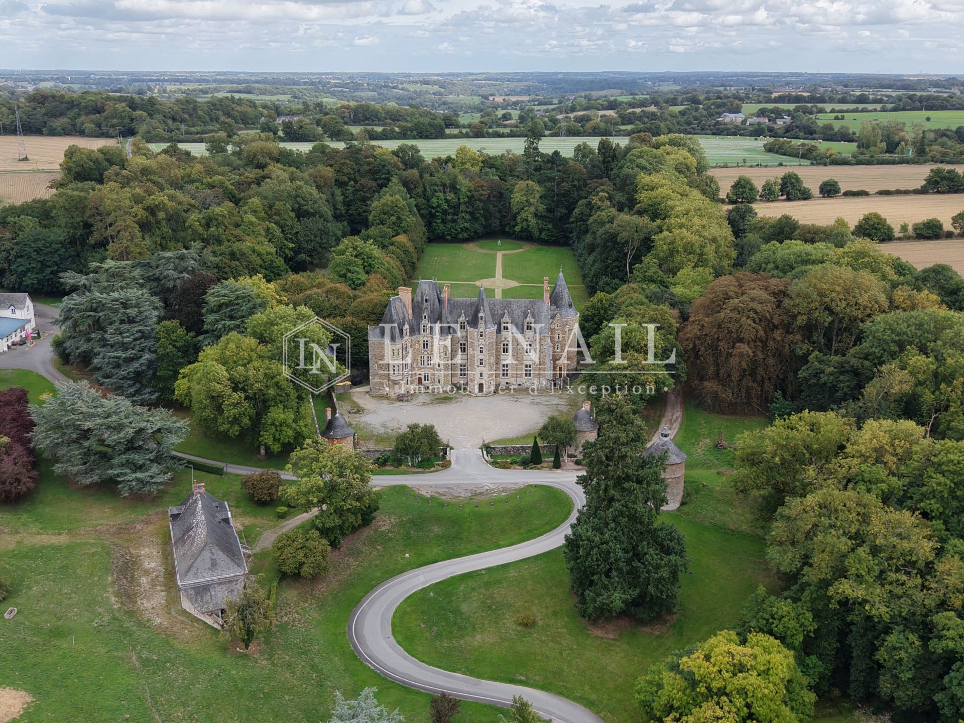 castle 25 rooms for sale on LAVAL (53000)