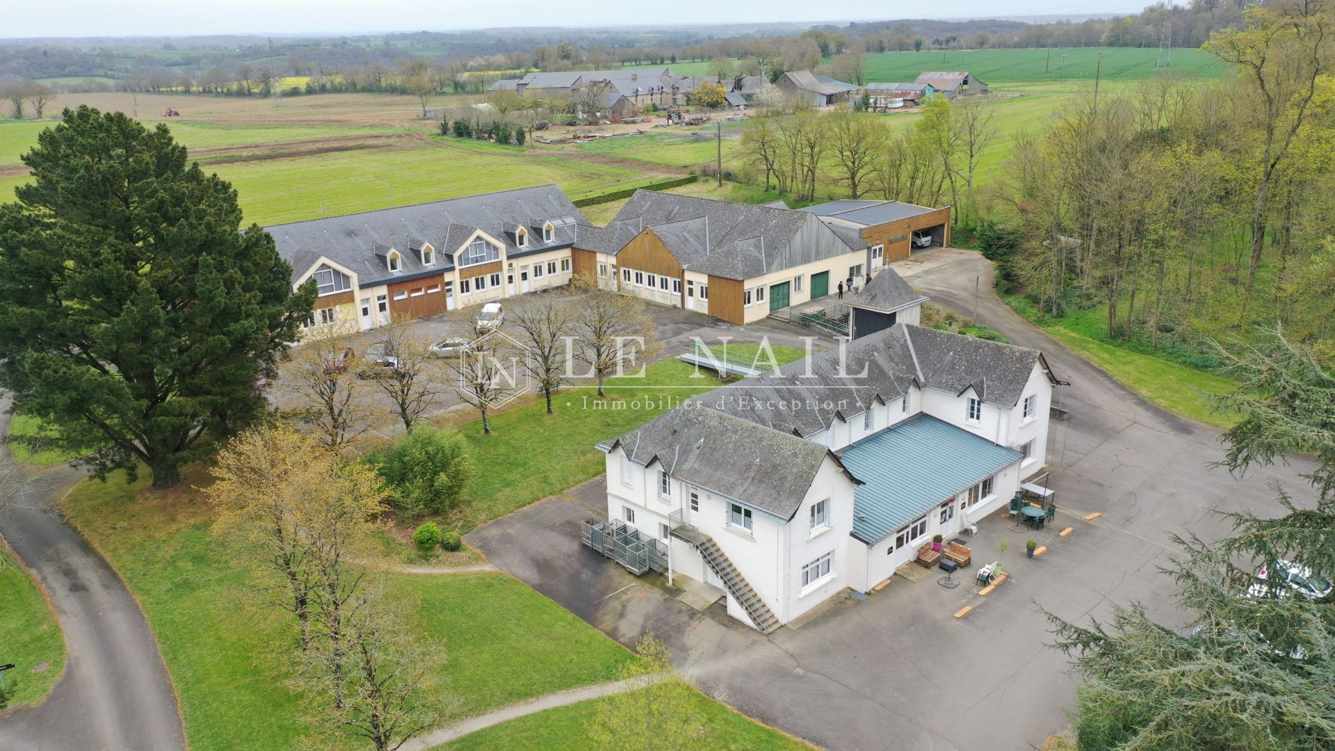 castle 25 rooms for sale on LAVAL (53000)