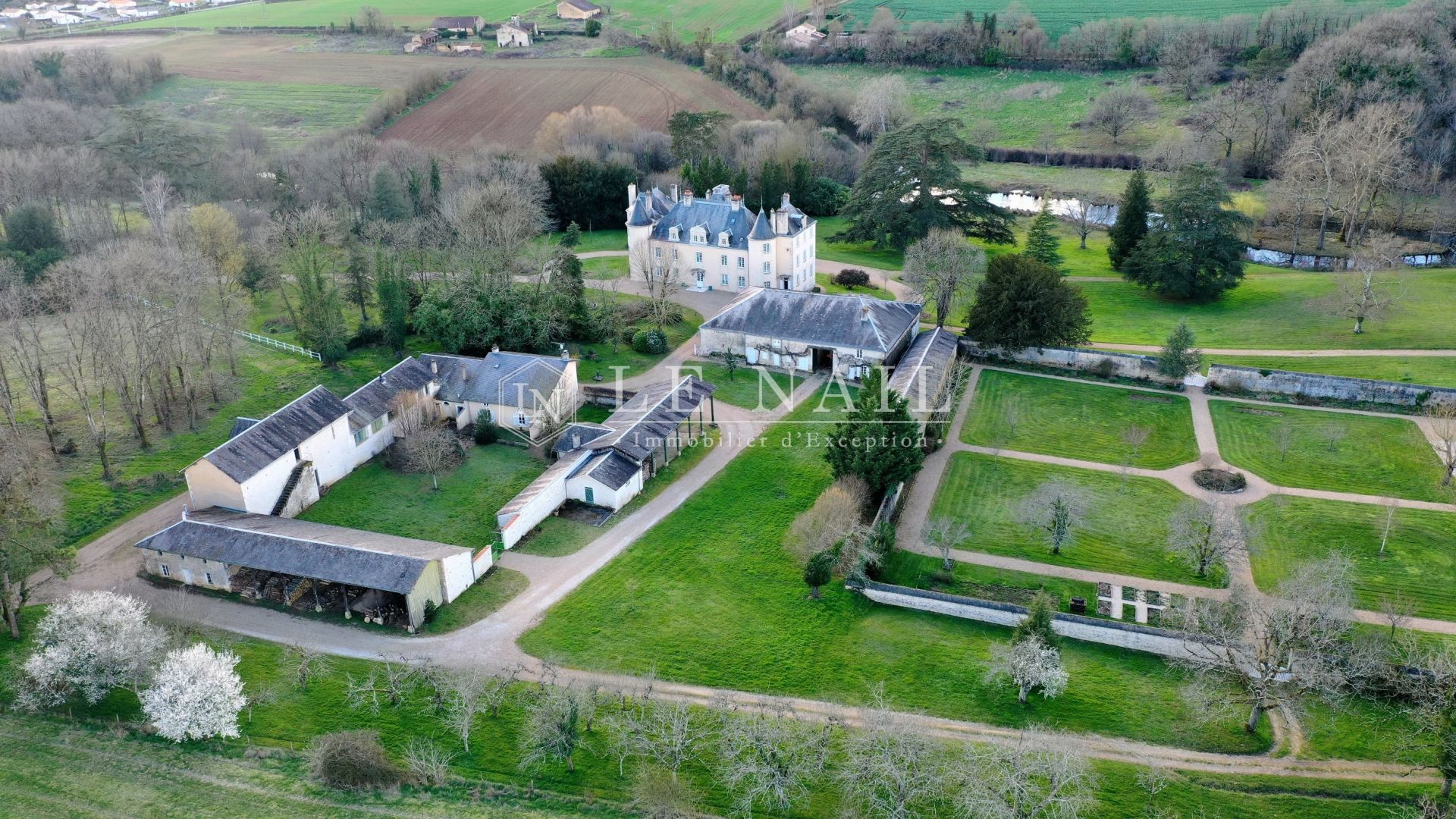 castle 22 rooms for sale on POITIERS (86000)