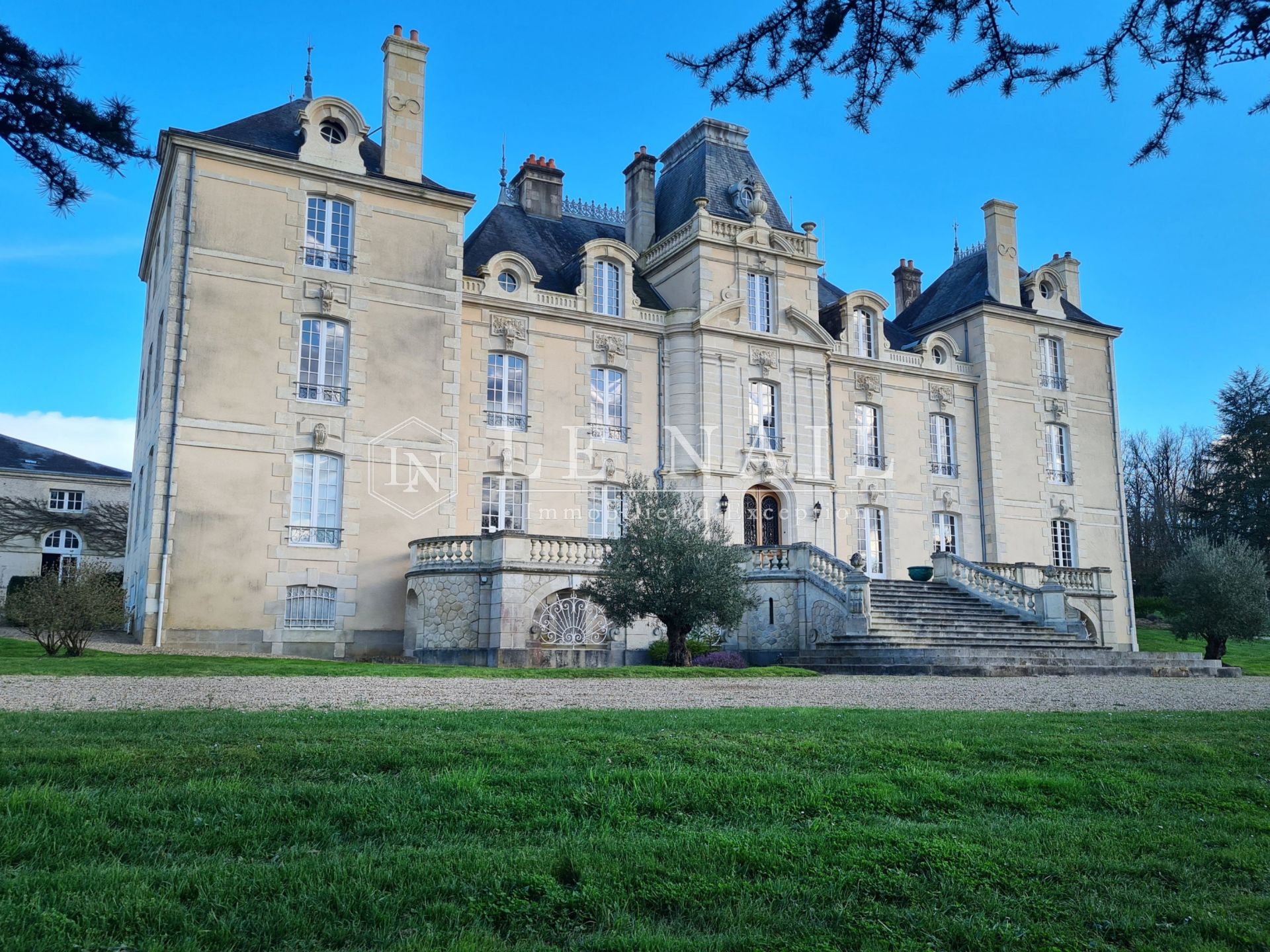 castle 22 rooms for sale on POITIERS (86000)