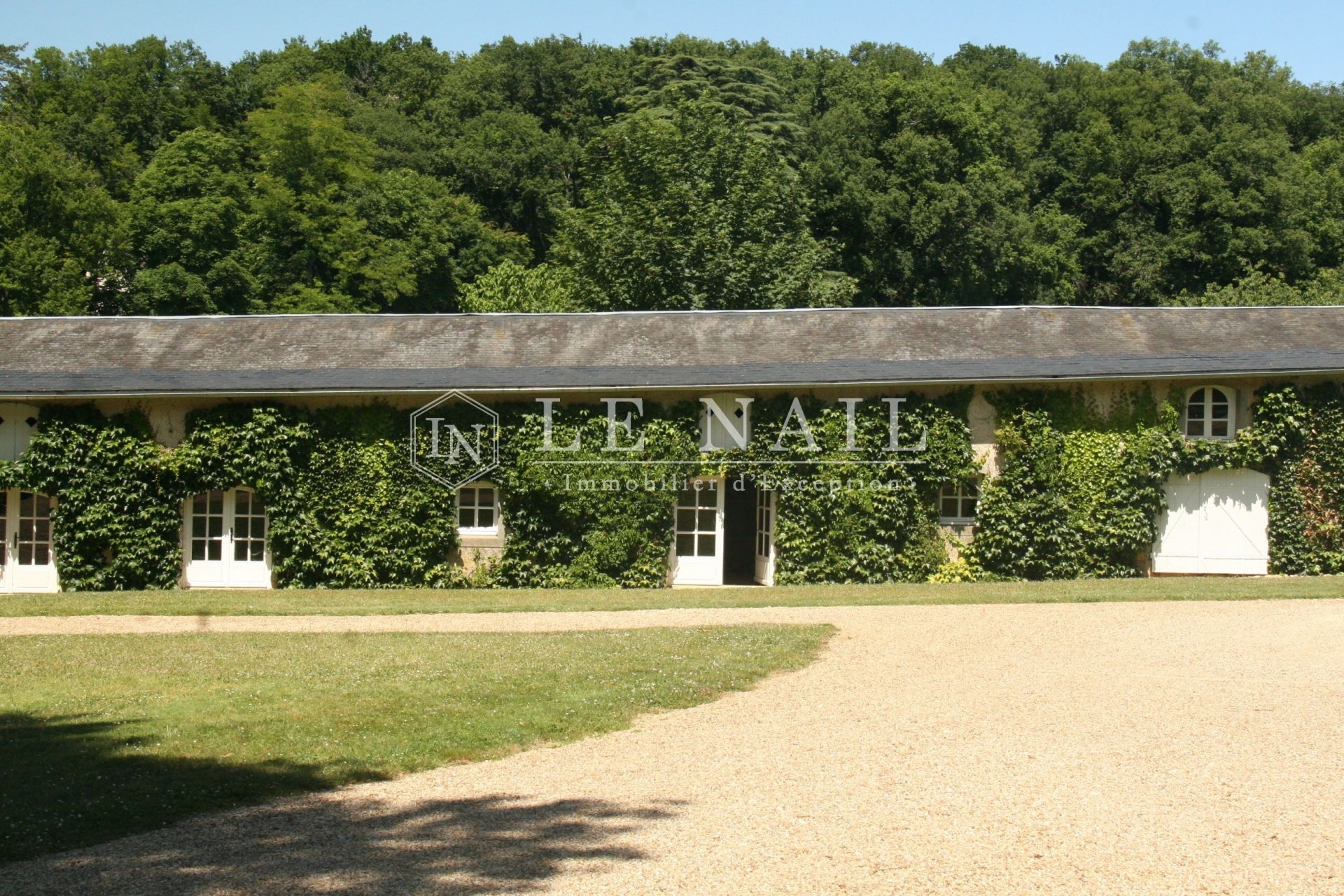 castle 22 rooms for sale on POITIERS (86000)