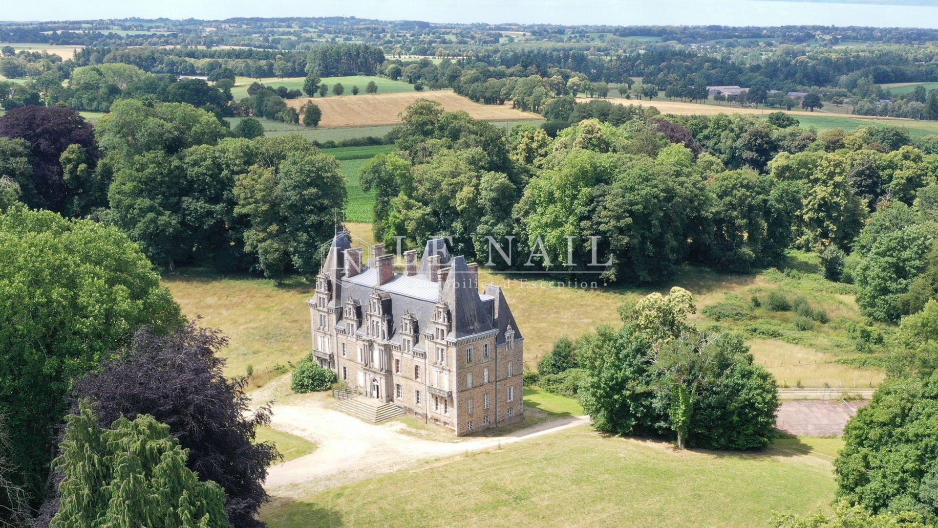 château 14 pièces en vente à ERNEE (53500)