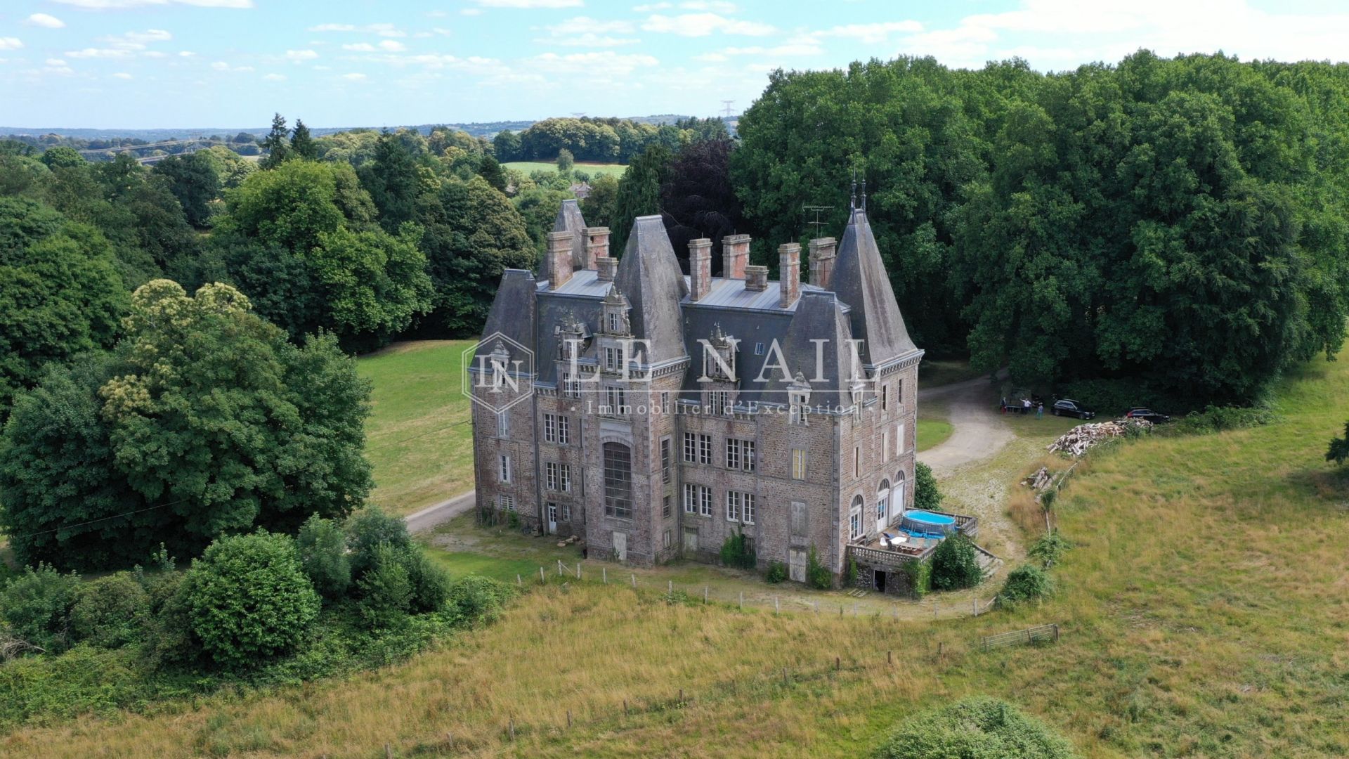 château 14 pièces en vente à ERNEE (53500)