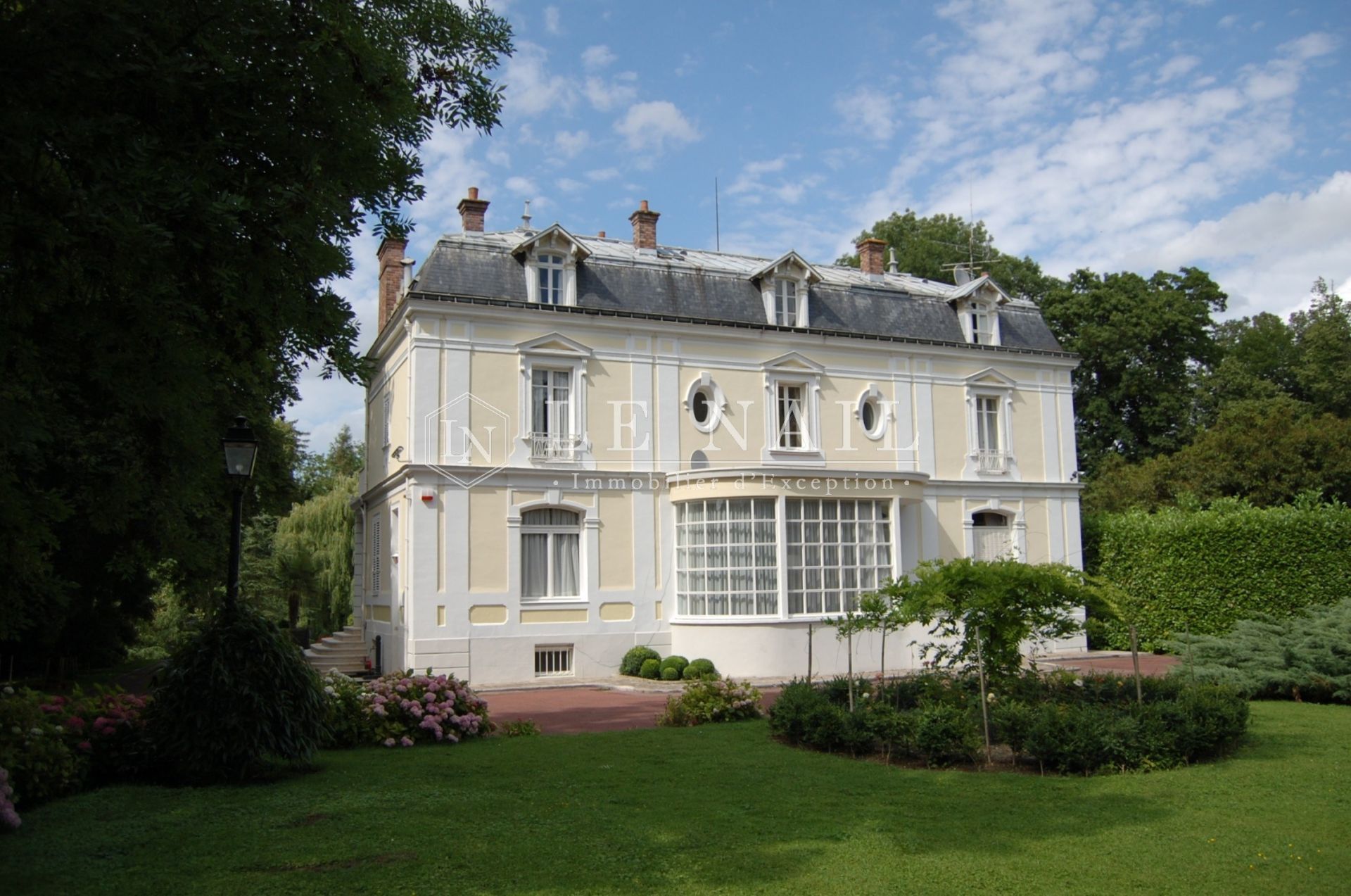 hôtel particulier 20 pièces en vente à MELUN (77000)