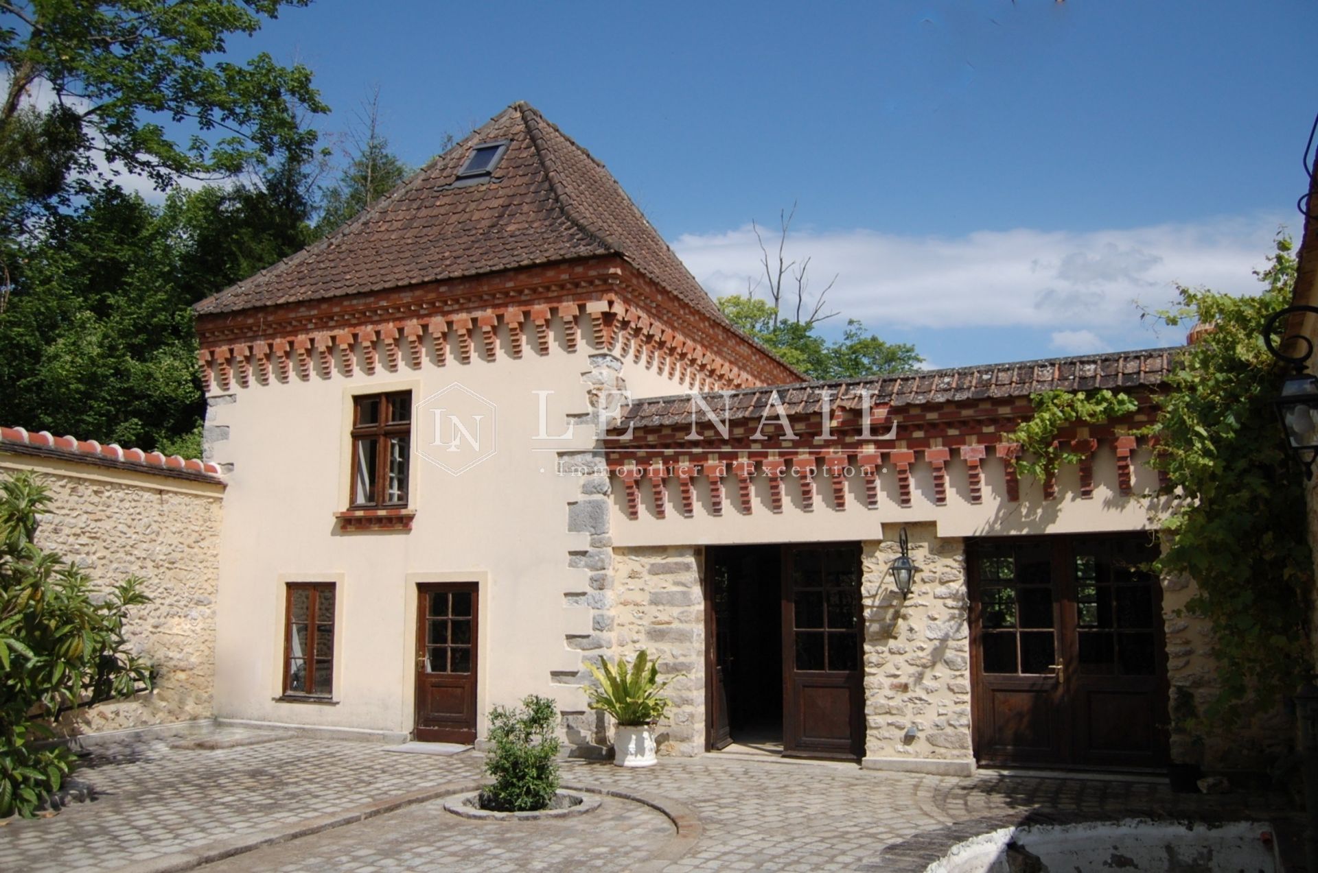 hôtel particulier 20 pièces en vente à MELUN (77000)