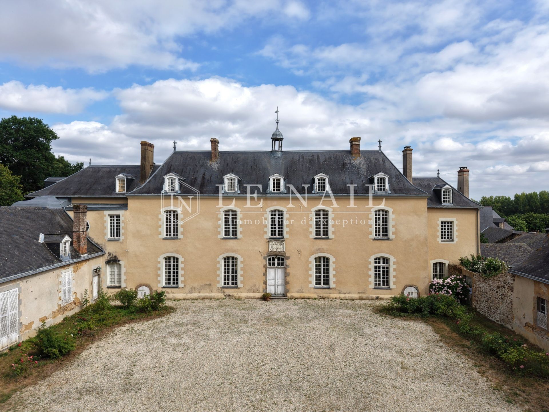 castle 15 rooms for sale on LAVAL (53000)