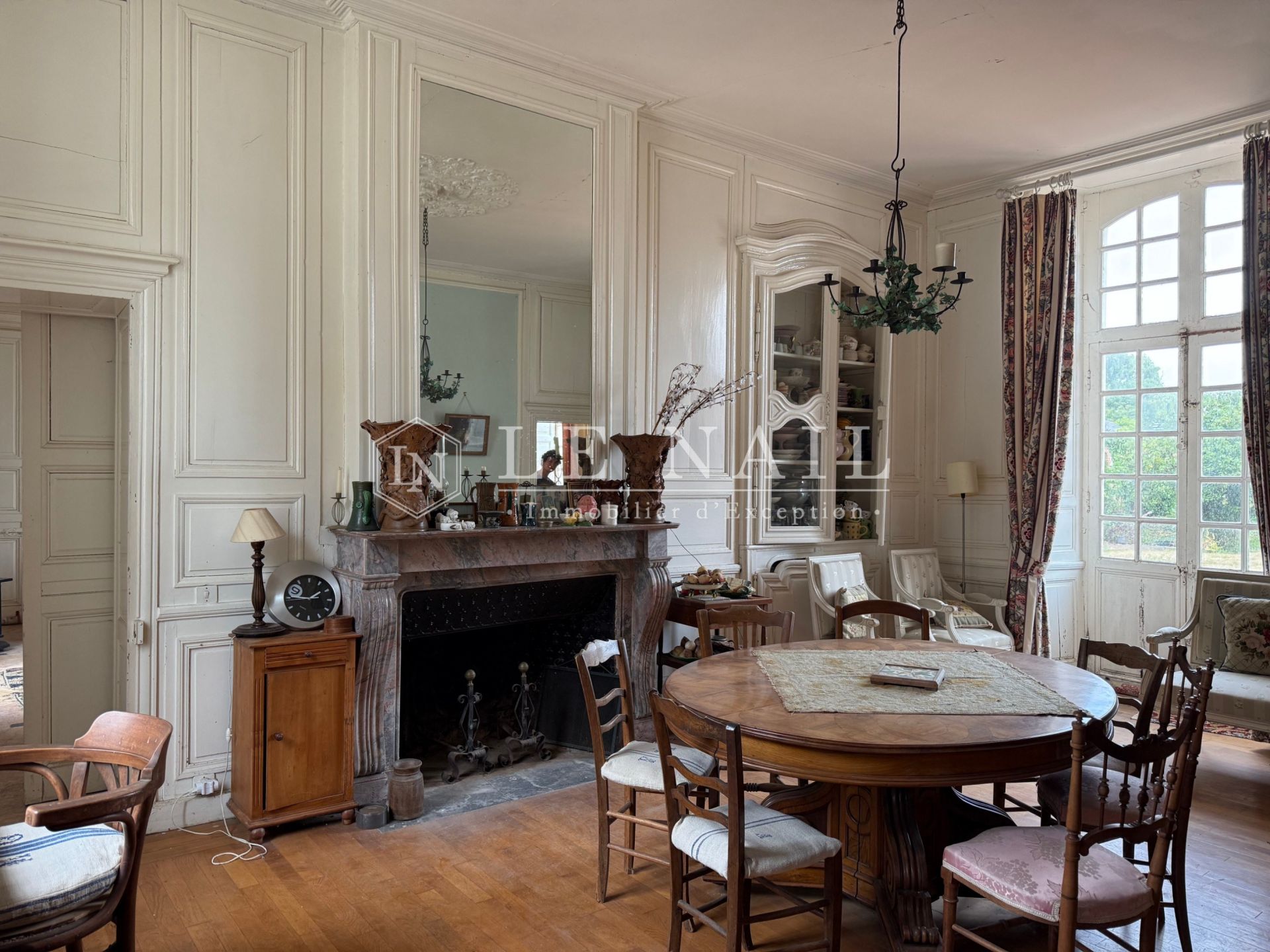 castle 15 rooms for sale on LAVAL (53000)