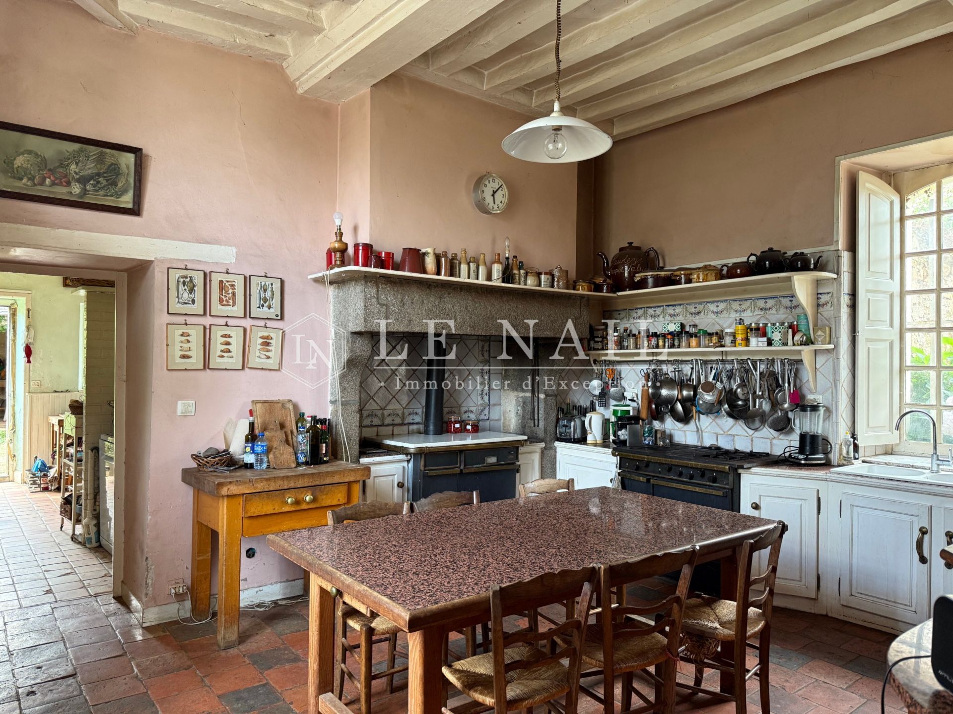 castle 15 rooms for sale on LAVAL (53000)