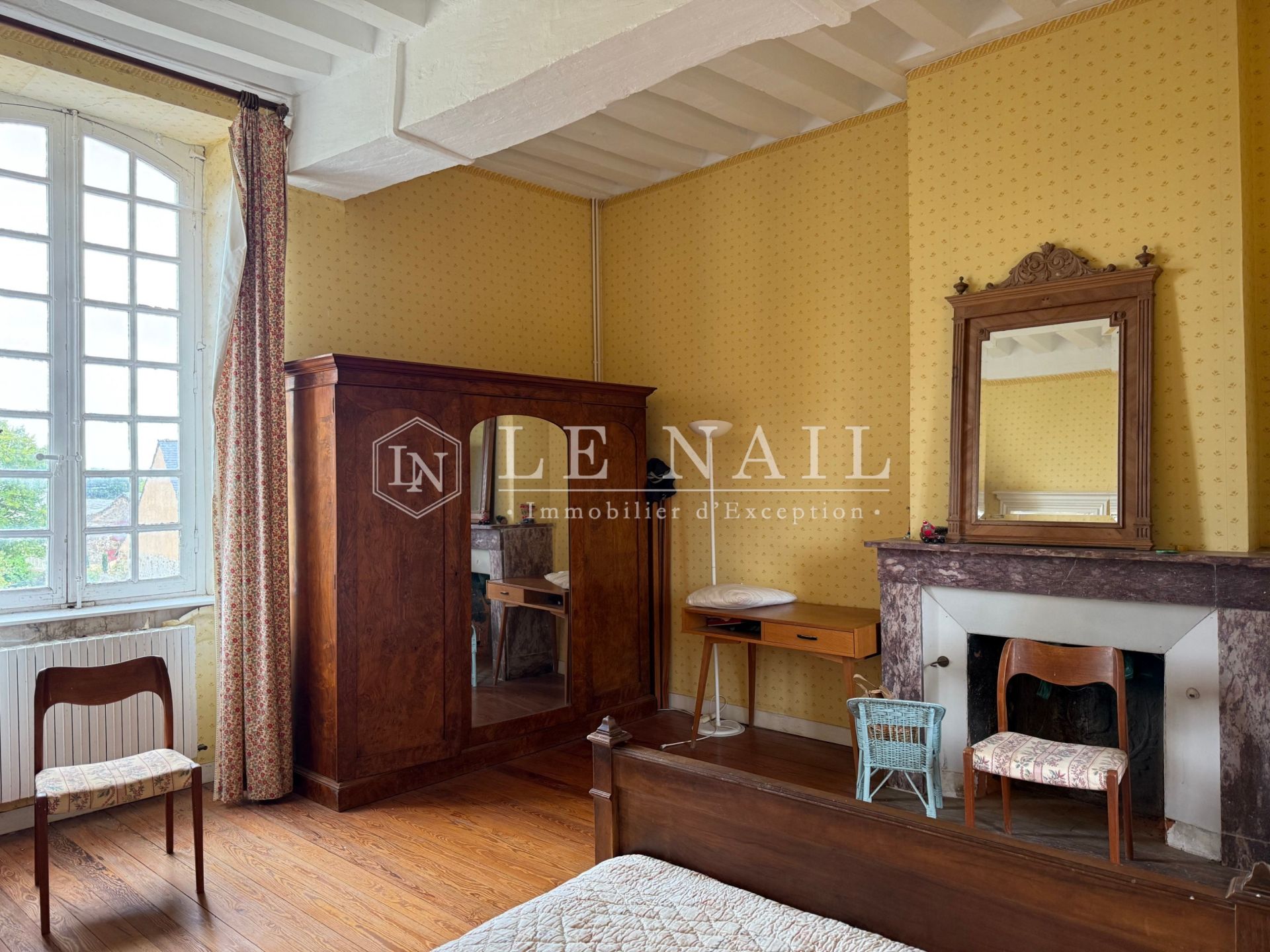 castle 15 rooms for sale on LAVAL (53000)