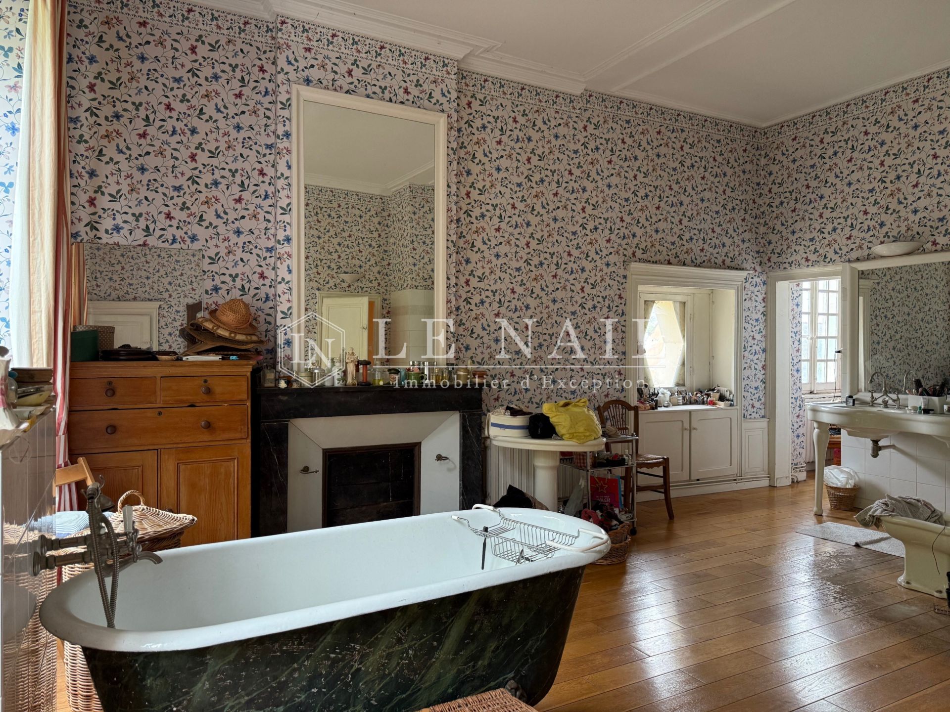castle 15 rooms for sale on LAVAL (53000)