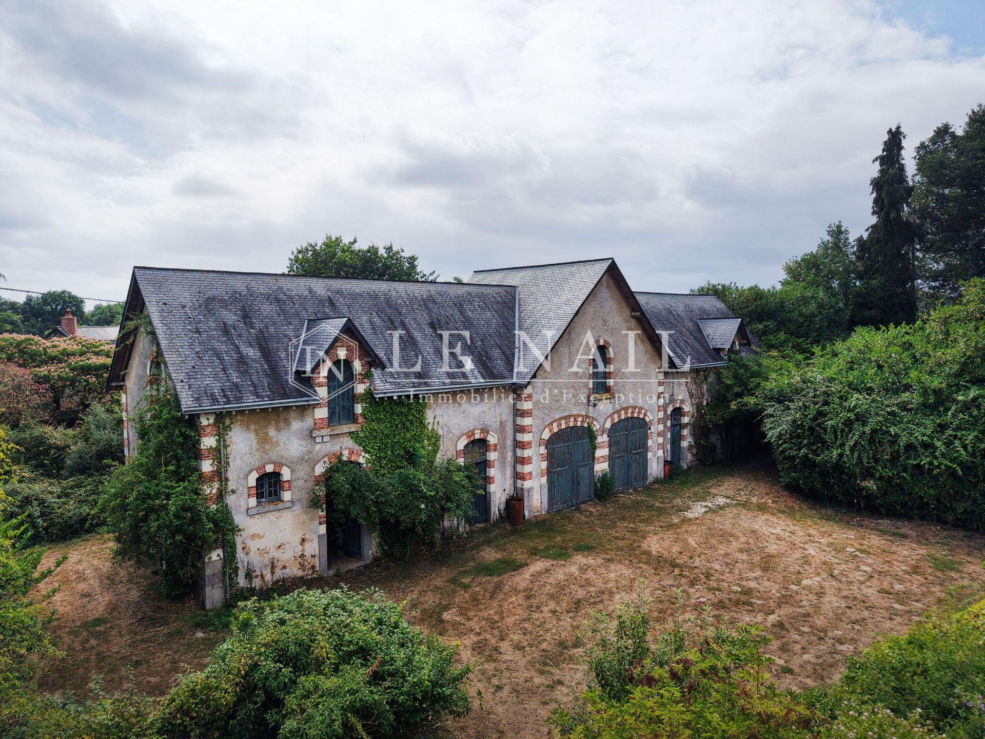 castle 15 rooms for sale on LAVAL (53000)