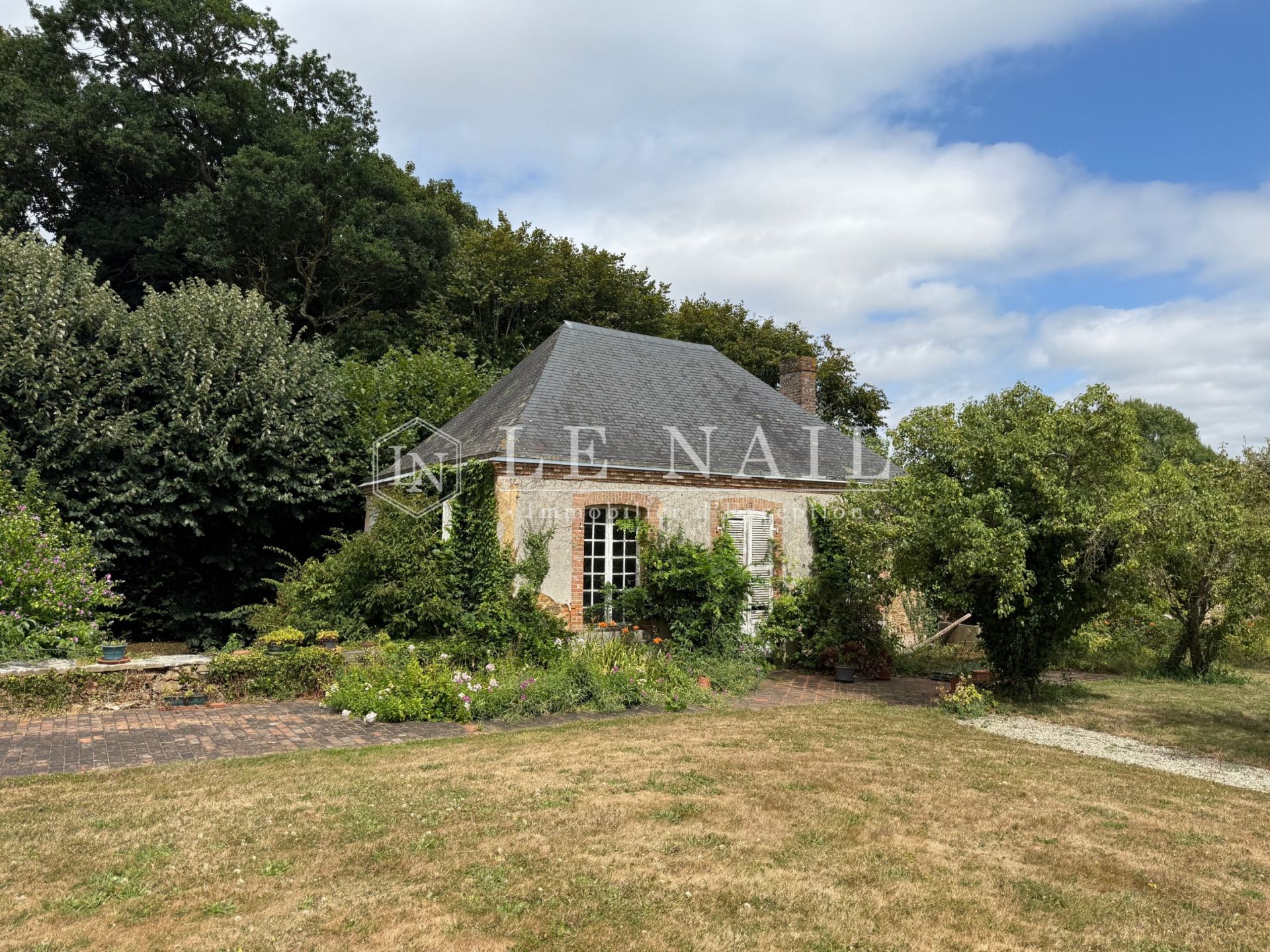 castle 15 rooms for sale on LAVAL (53000)
