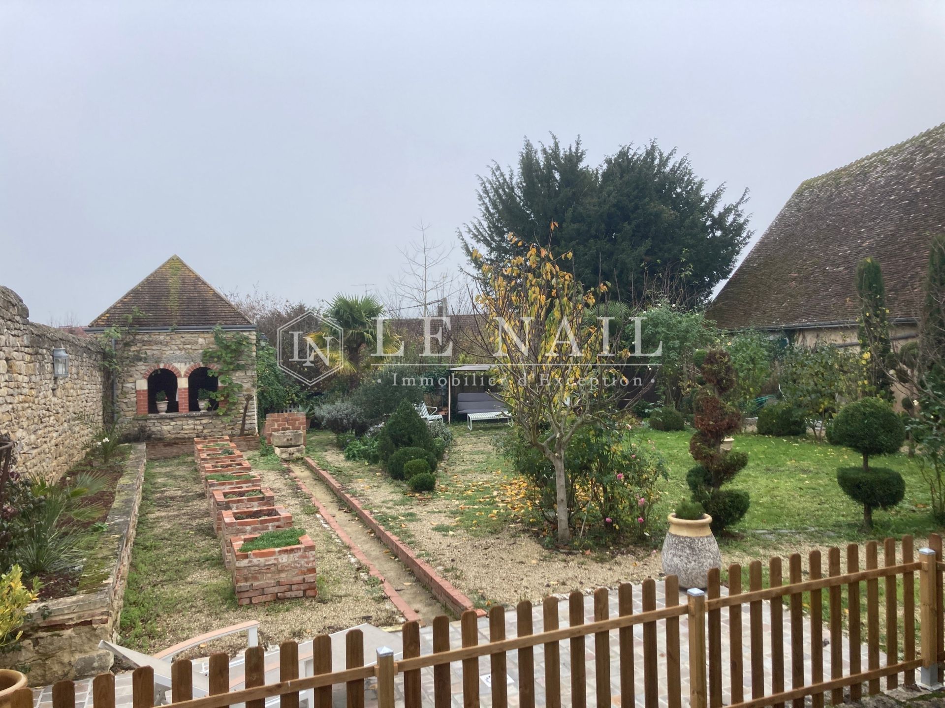 house 8 rooms for sale on LA CHATRE (36400)