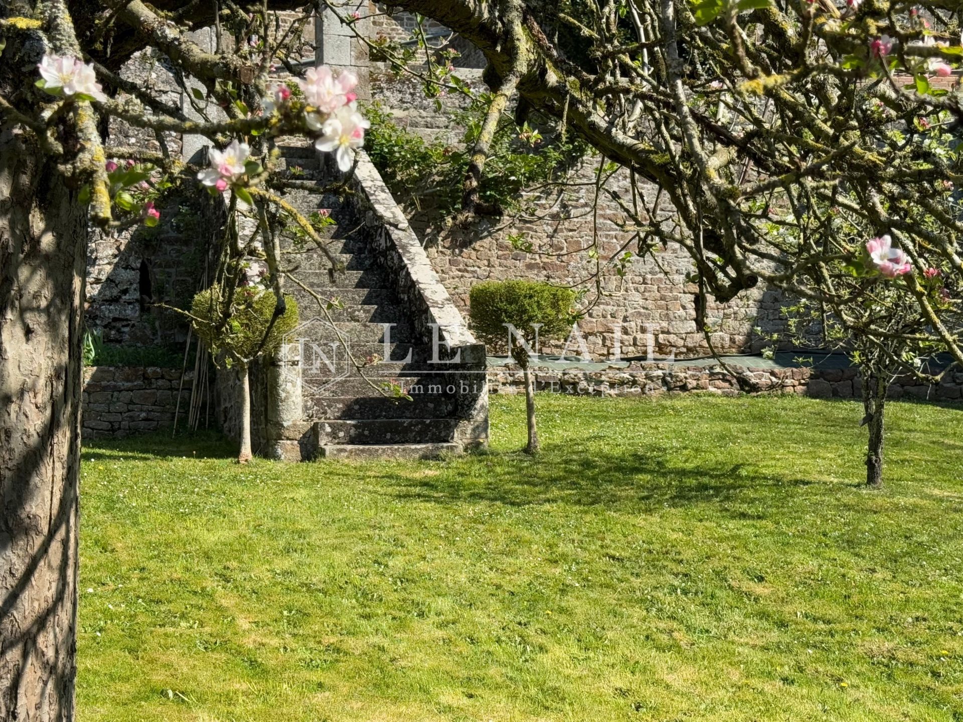 mansion 11 rooms for sale on ERNEE (53500)