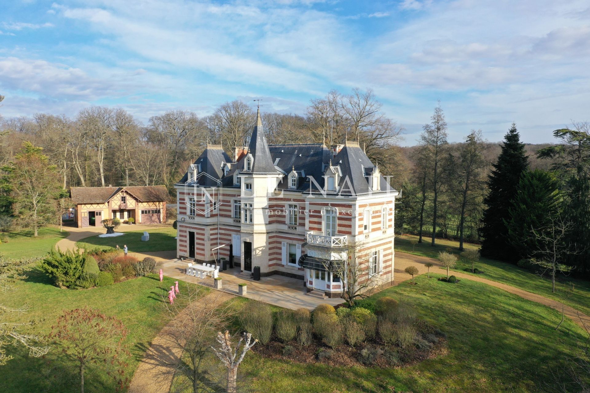 castle 13 rooms for sale on LE MANS (72000)