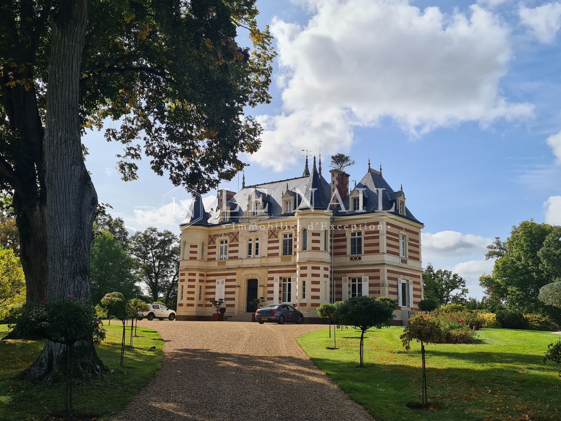 castle 13 rooms for sale on LE MANS (72000)