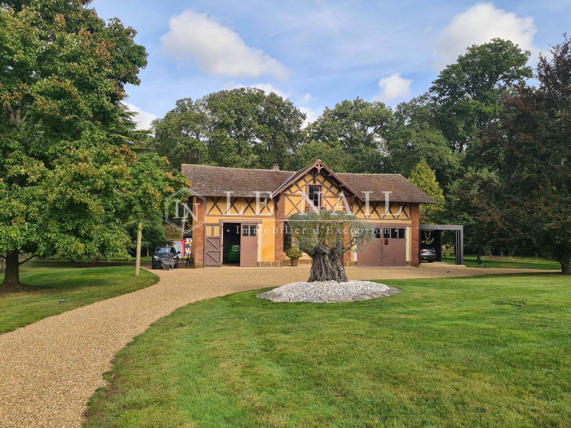 castle 13 rooms for sale on LE MANS (72000)