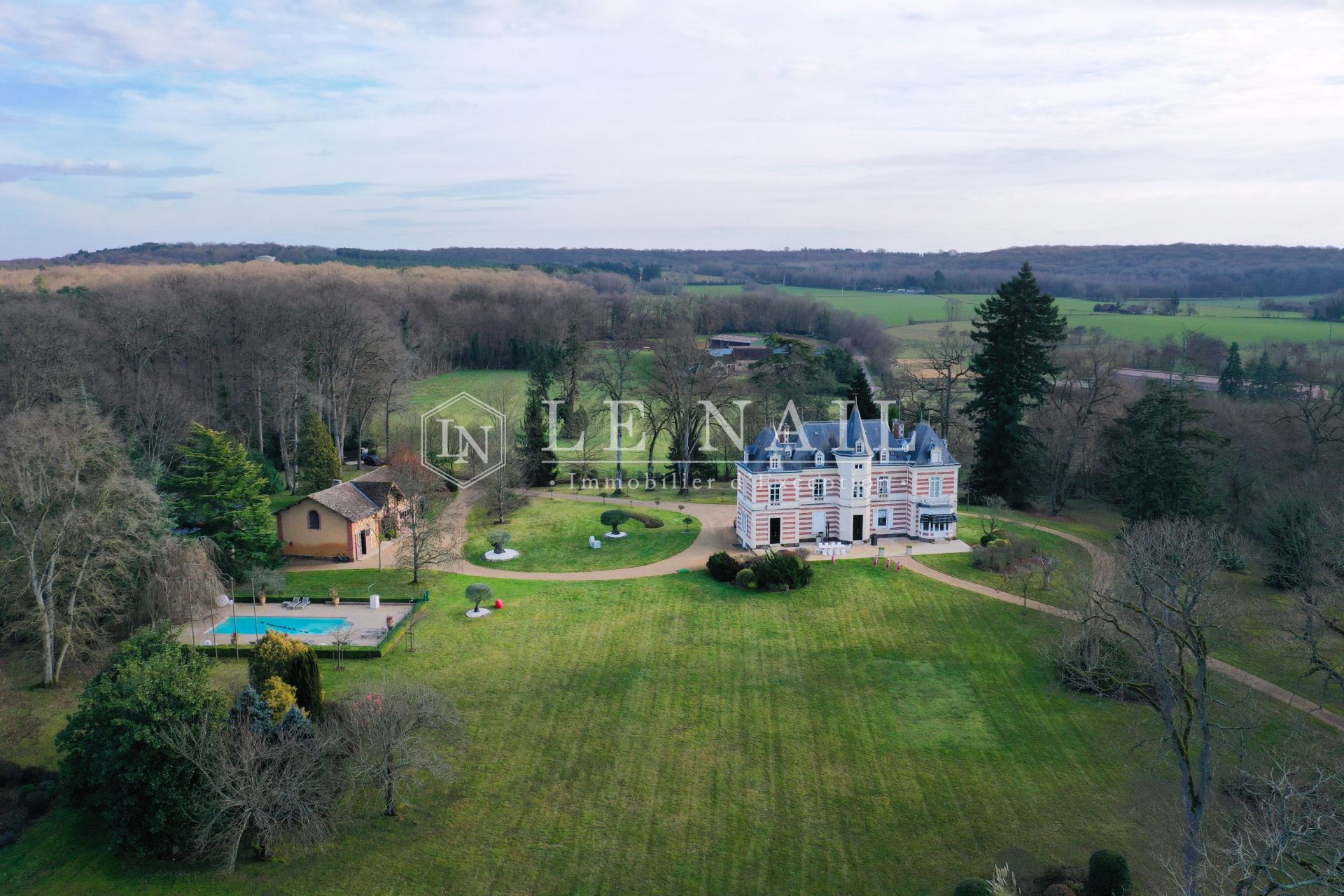 castle 13 rooms for sale on LE MANS (72000)