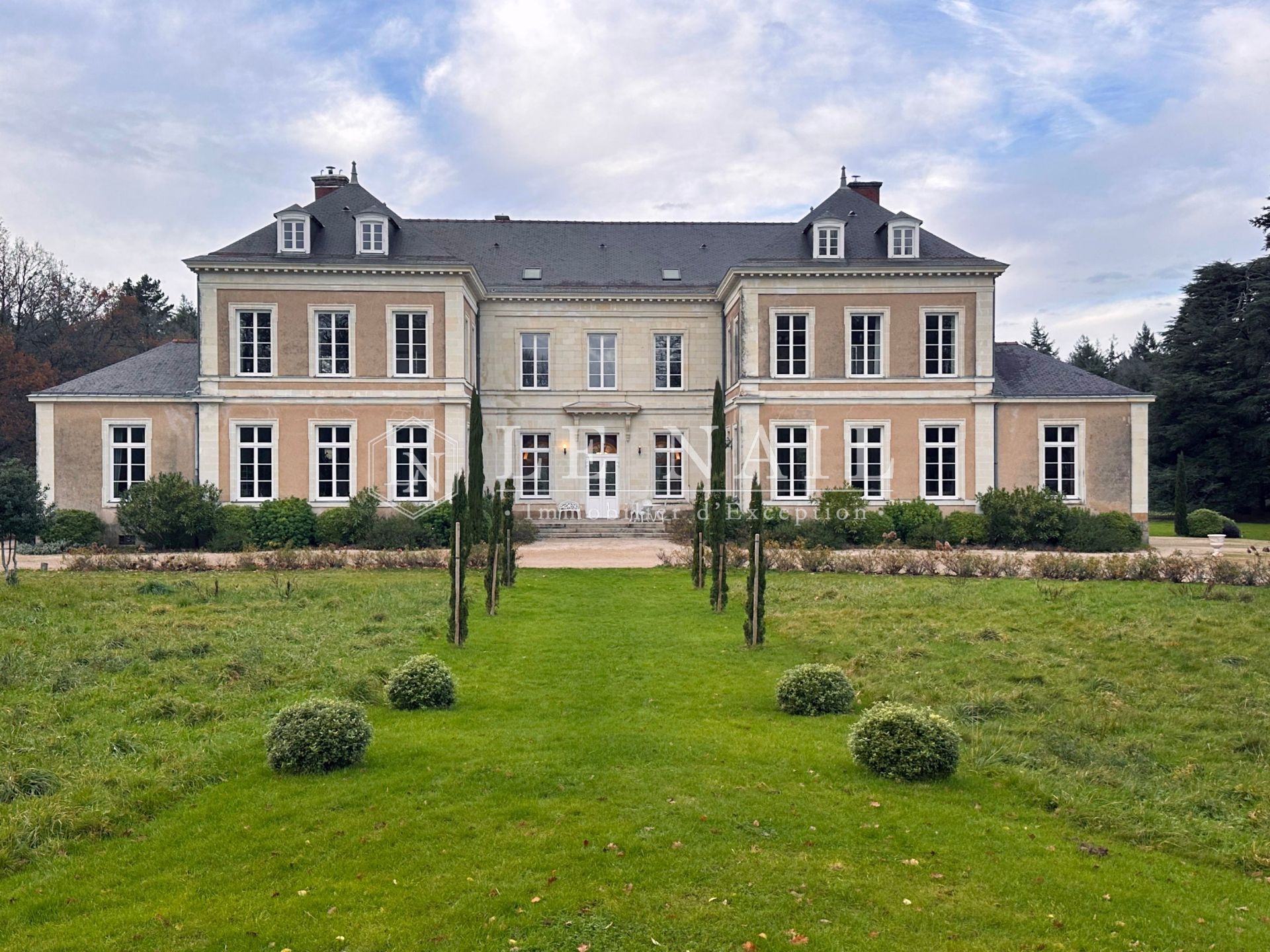 castle 17 rooms for sale on NANTES (44000)