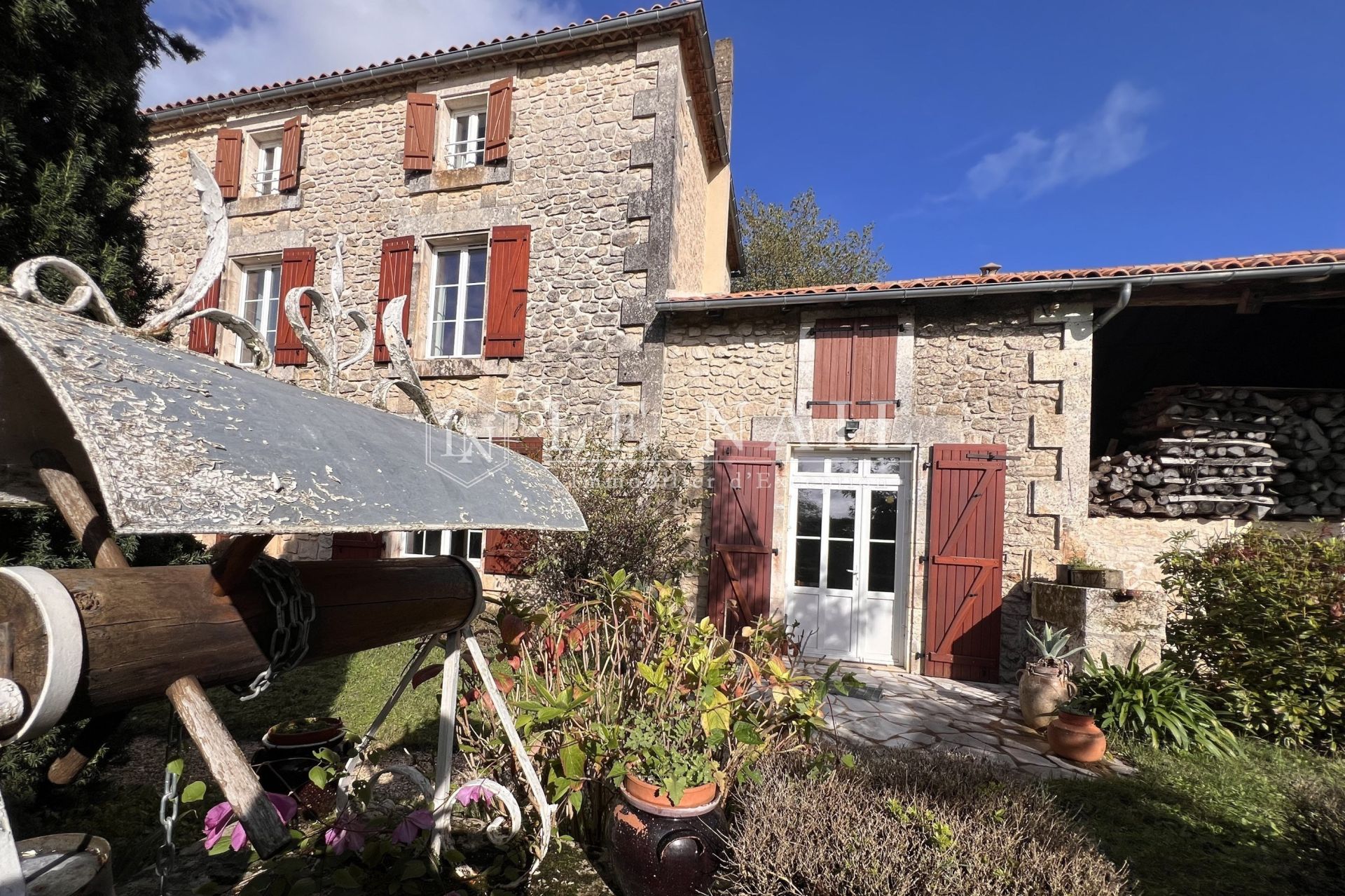 house 10 rooms for sale on LA ROCHEFOUCAULD (16110)