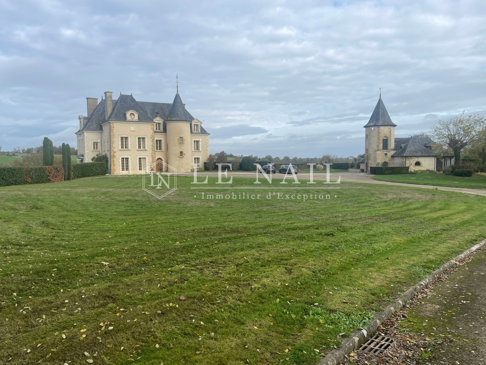 manoir 13 pièces en vente à THOUARS (79100)