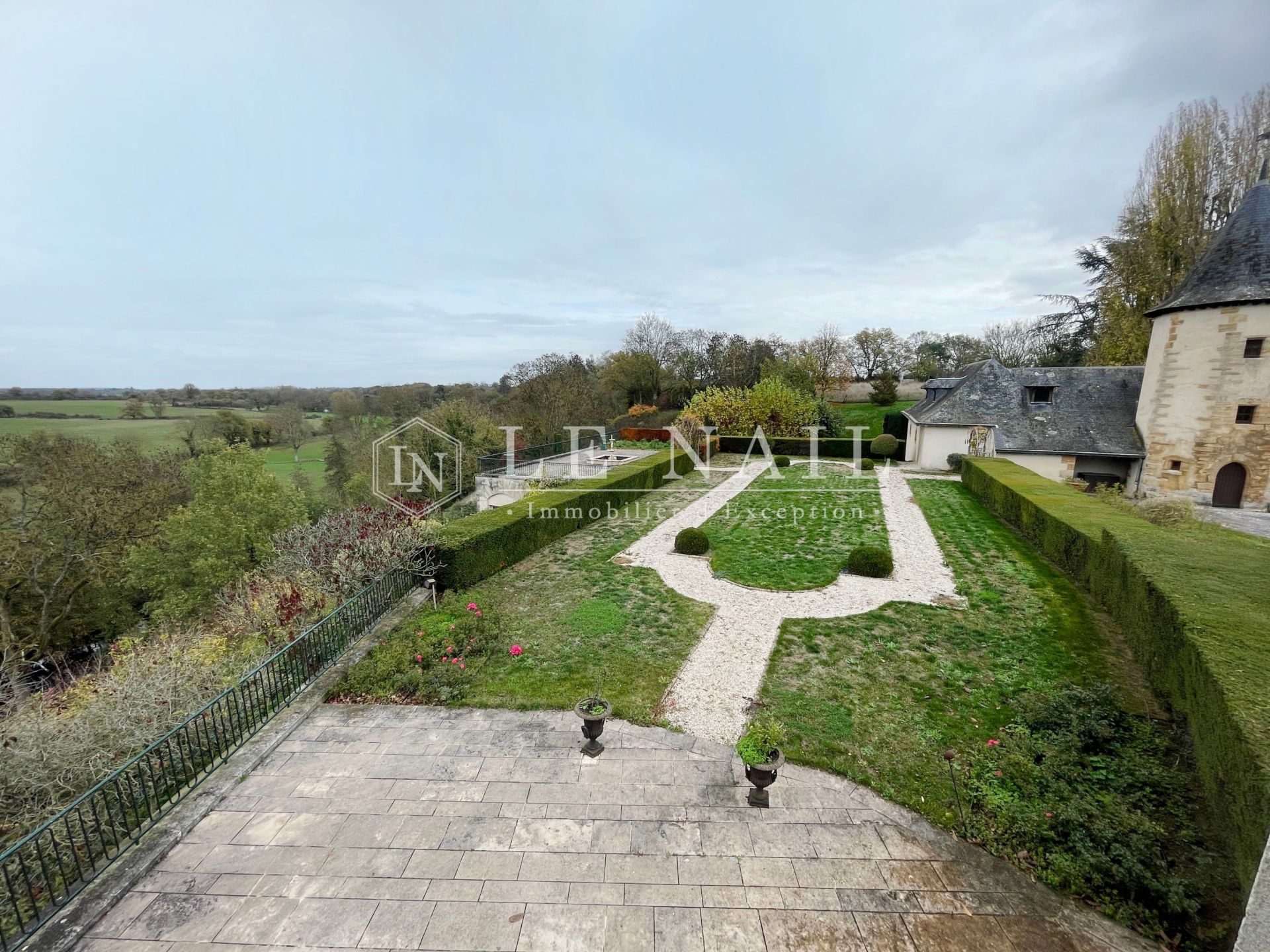 manoir 13 pièces en vente à THOUARS (79100)