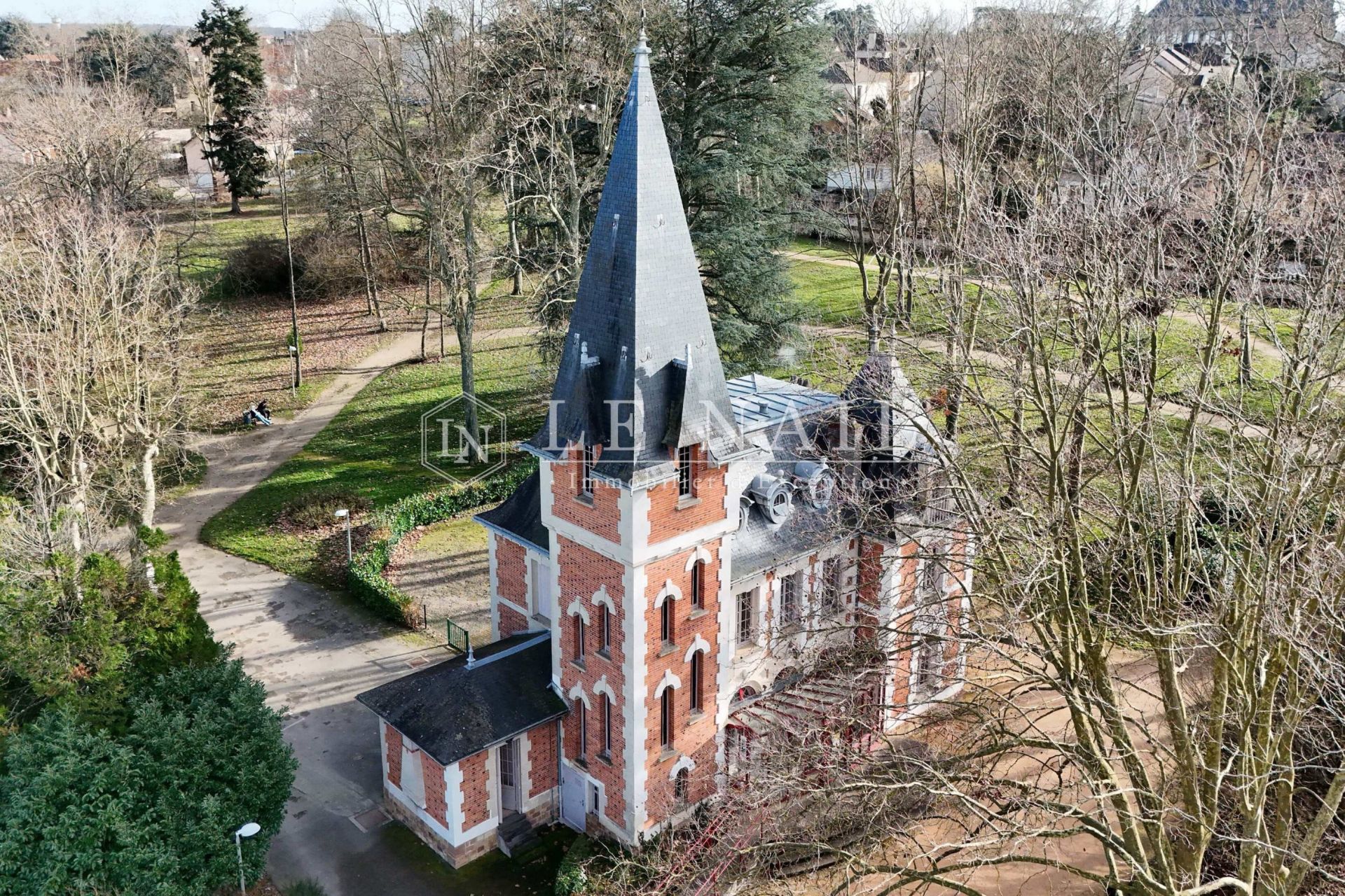 traditional house 8 rooms for sale on MOULINS (03000)