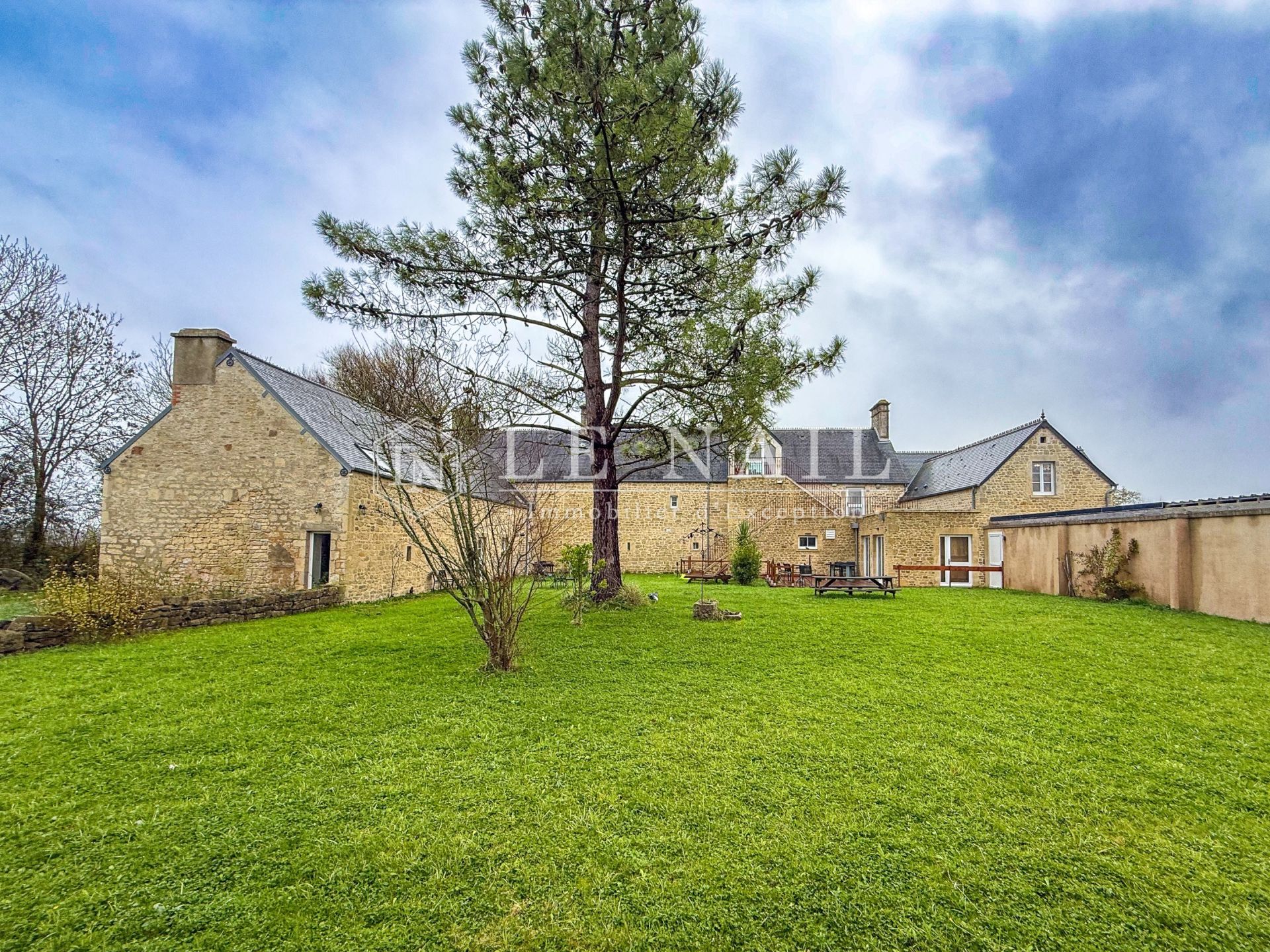 manoir 15 pièces en vente à VALOGNES (50700)