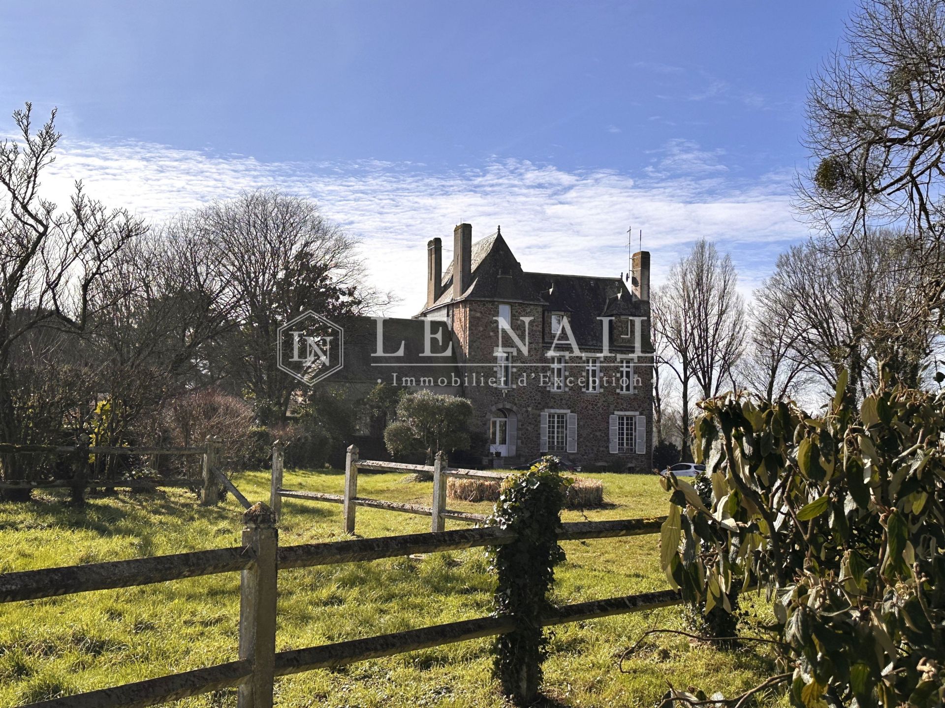 castle 16 rooms for sale on NANTES (44000)