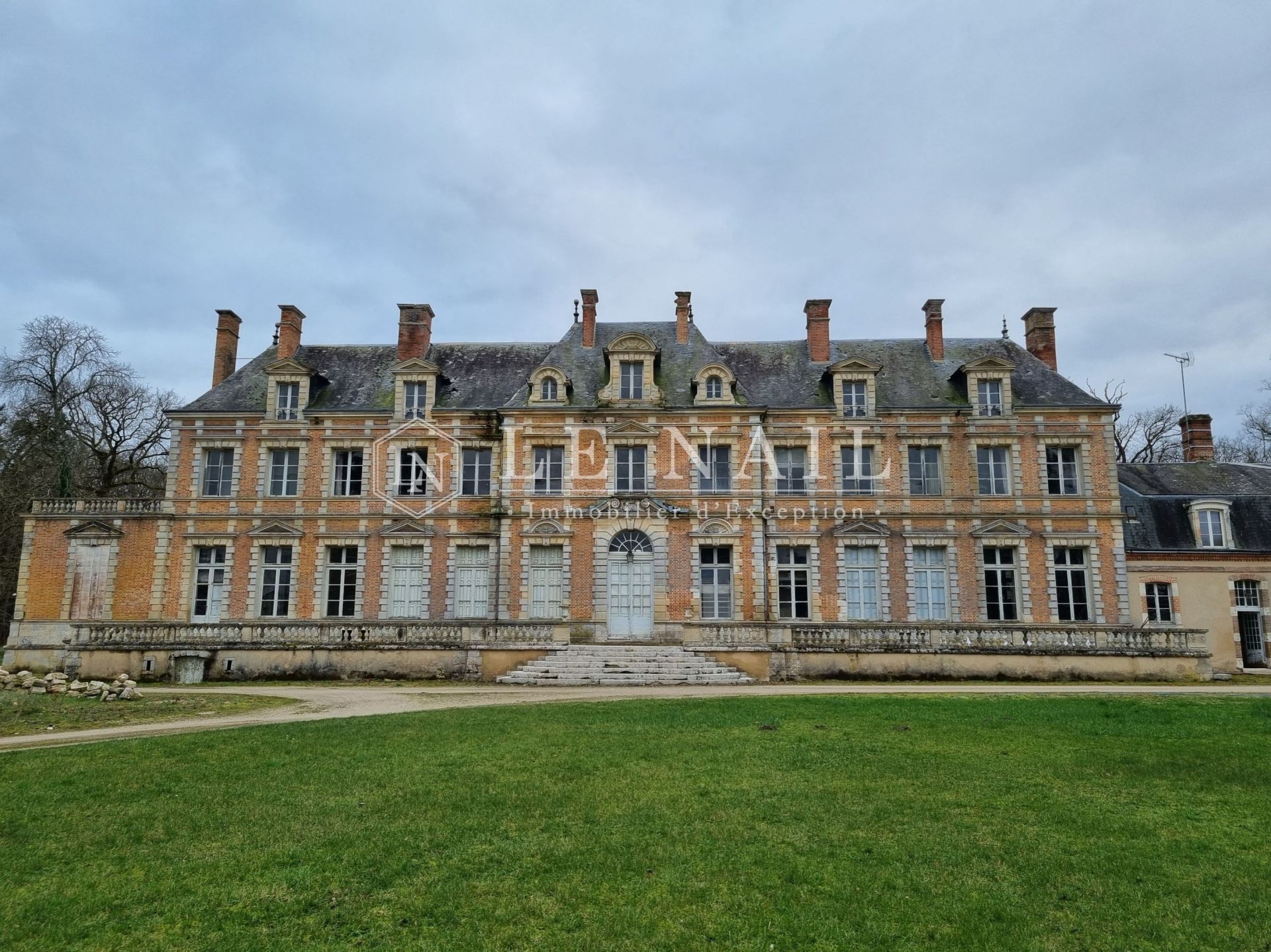castle 71 rooms for sale on ORLEANS (45000)