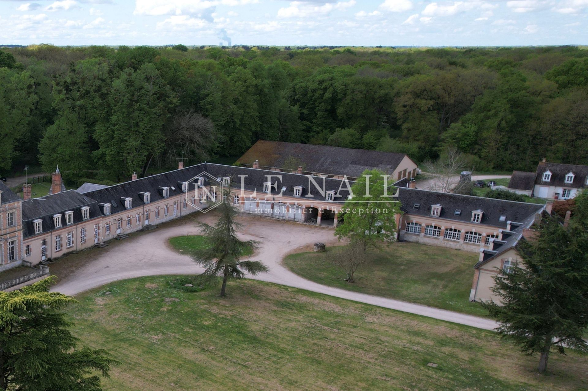 castle 71 rooms for sale on ORLEANS (45000)