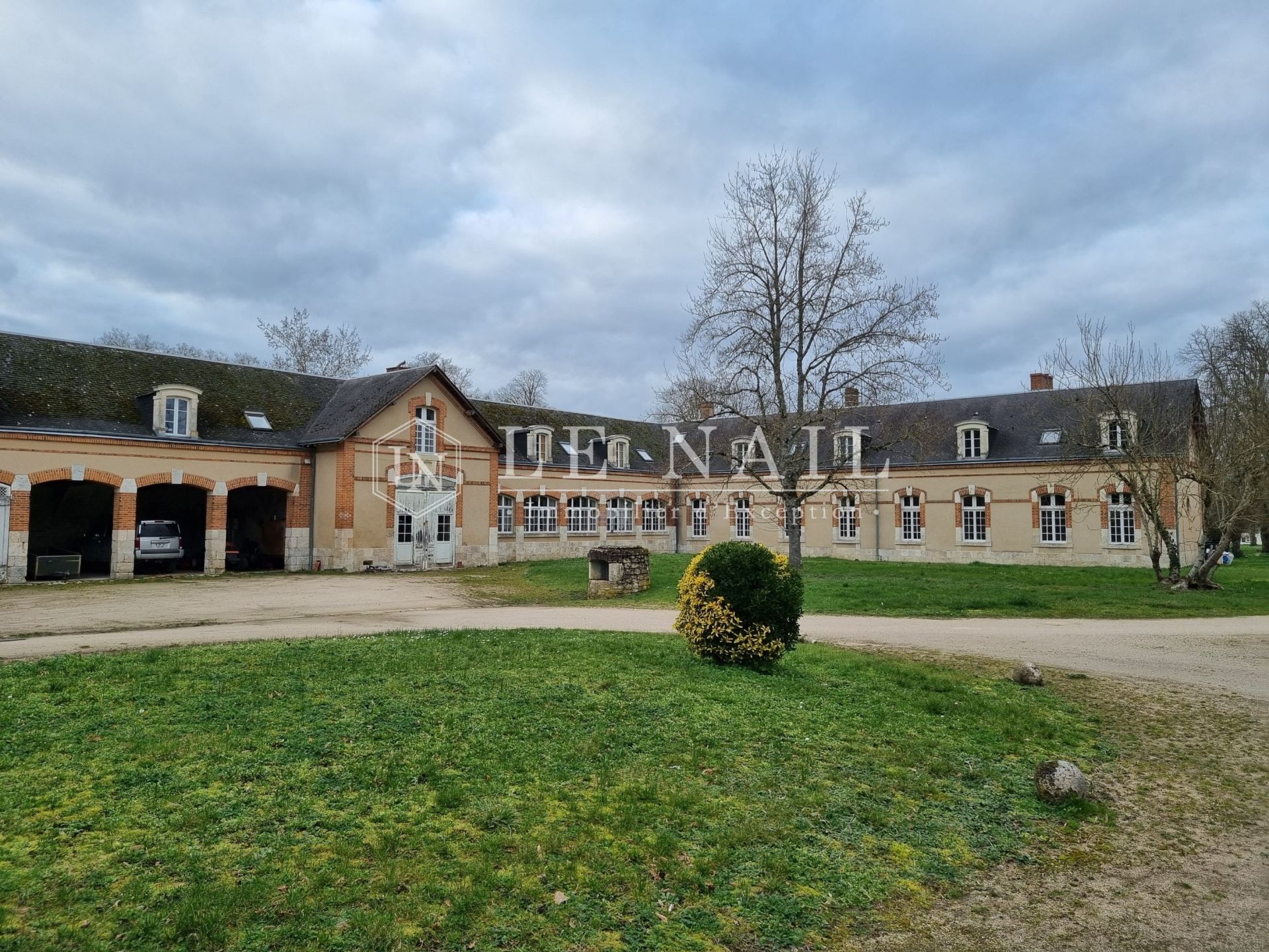 castle 71 rooms for sale on ORLEANS (45000)